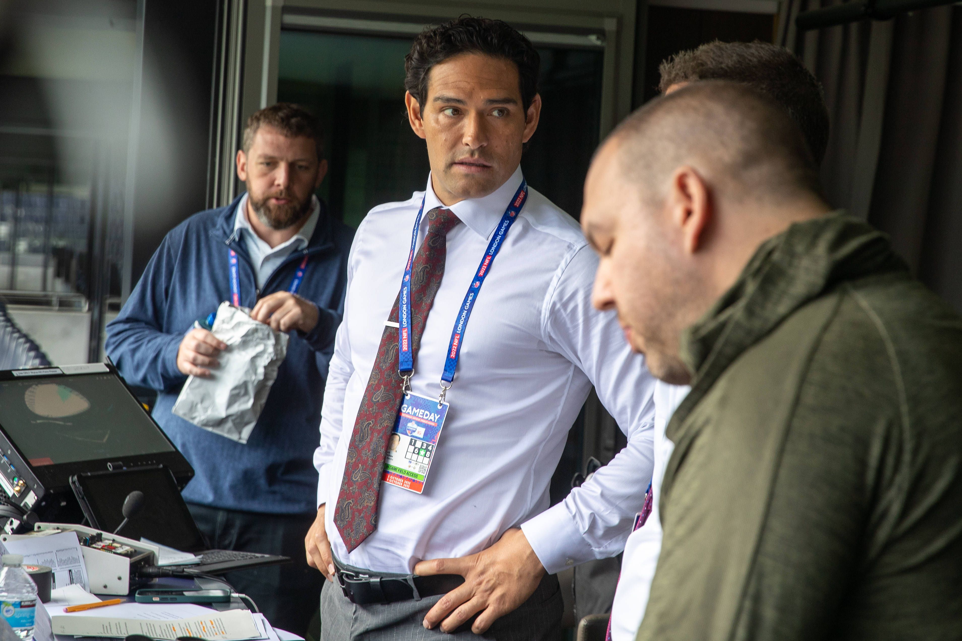 Der ehemalige Jets-Quarterback Mark Sanchez (m.).