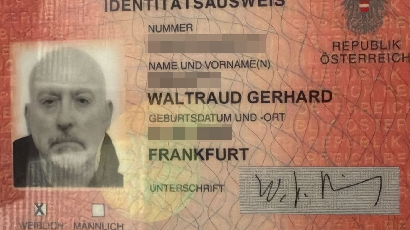 Der Identitätsauweis zeigt: Walter bzw. Waltraud ist jetzt weiblich.