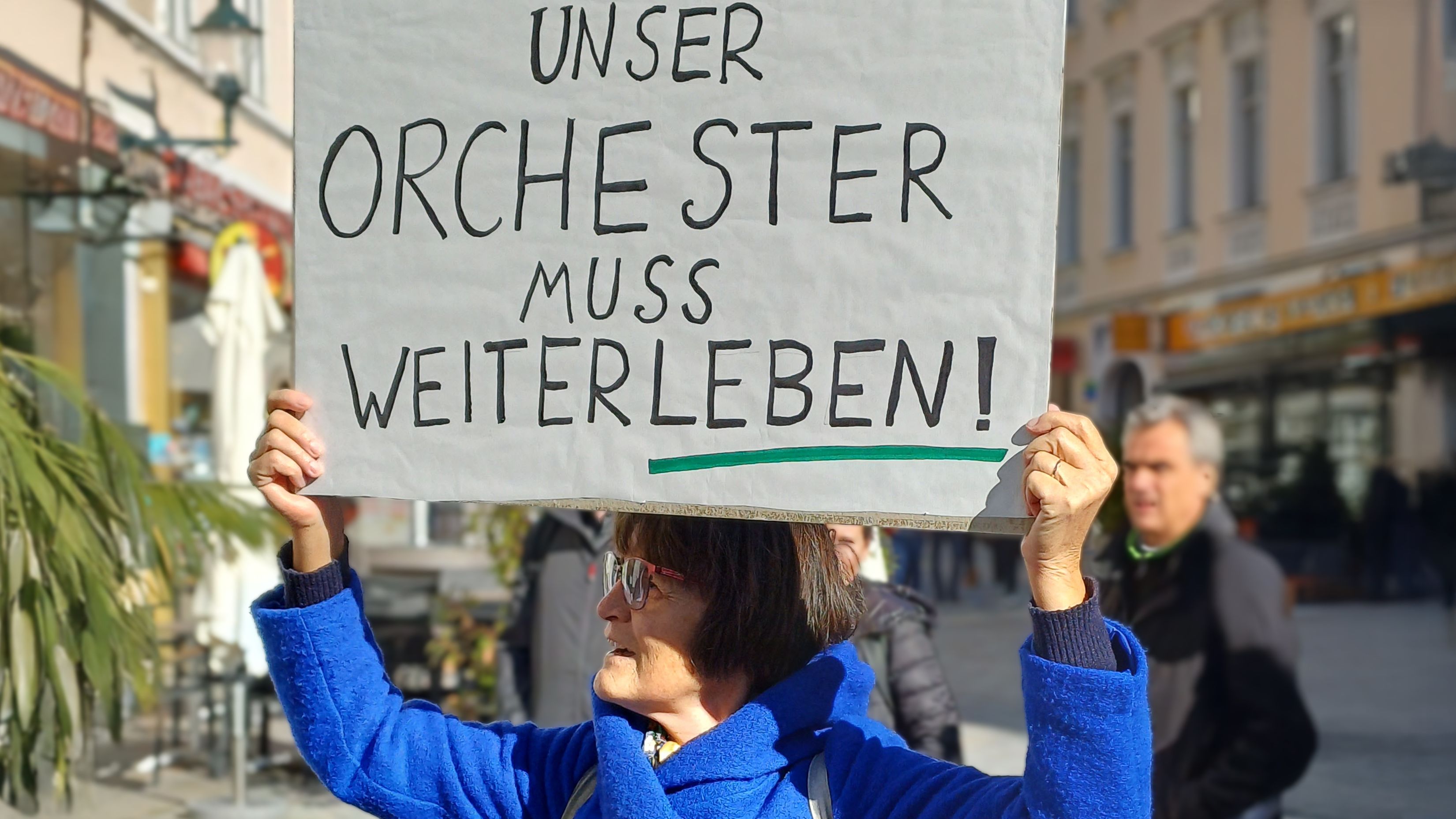 In Baden bei Wien protestiert eine Frau gegen Kulturkürzungen.