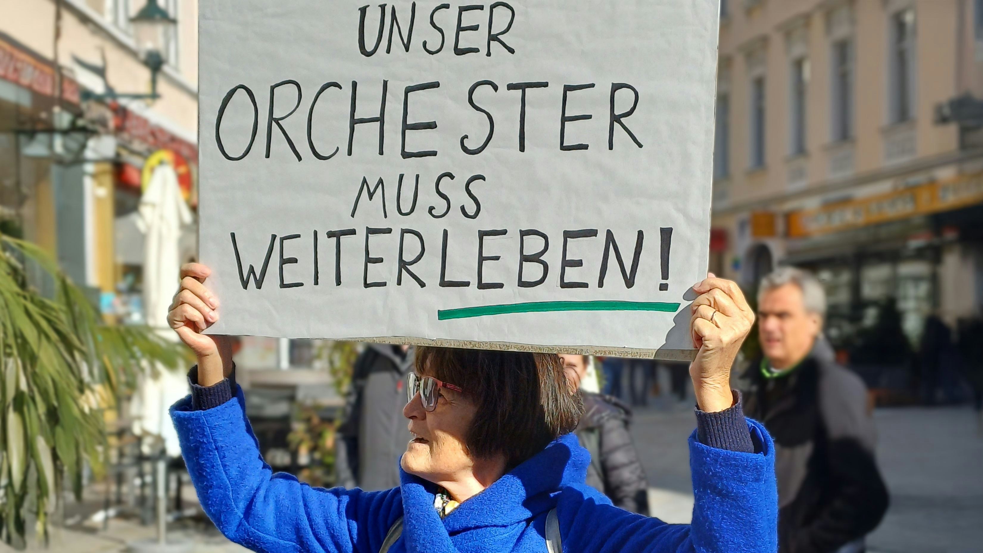 Heute.at - 25 Jobs weg – Demo gegen Sparmaßnahmen in Baden