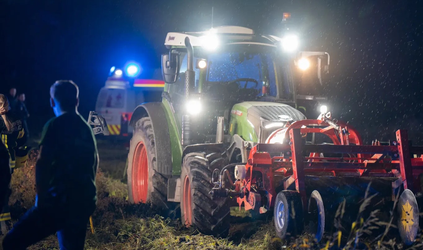 Heute.at - Mann (22) mit beiden Armen in Maschine gezogen