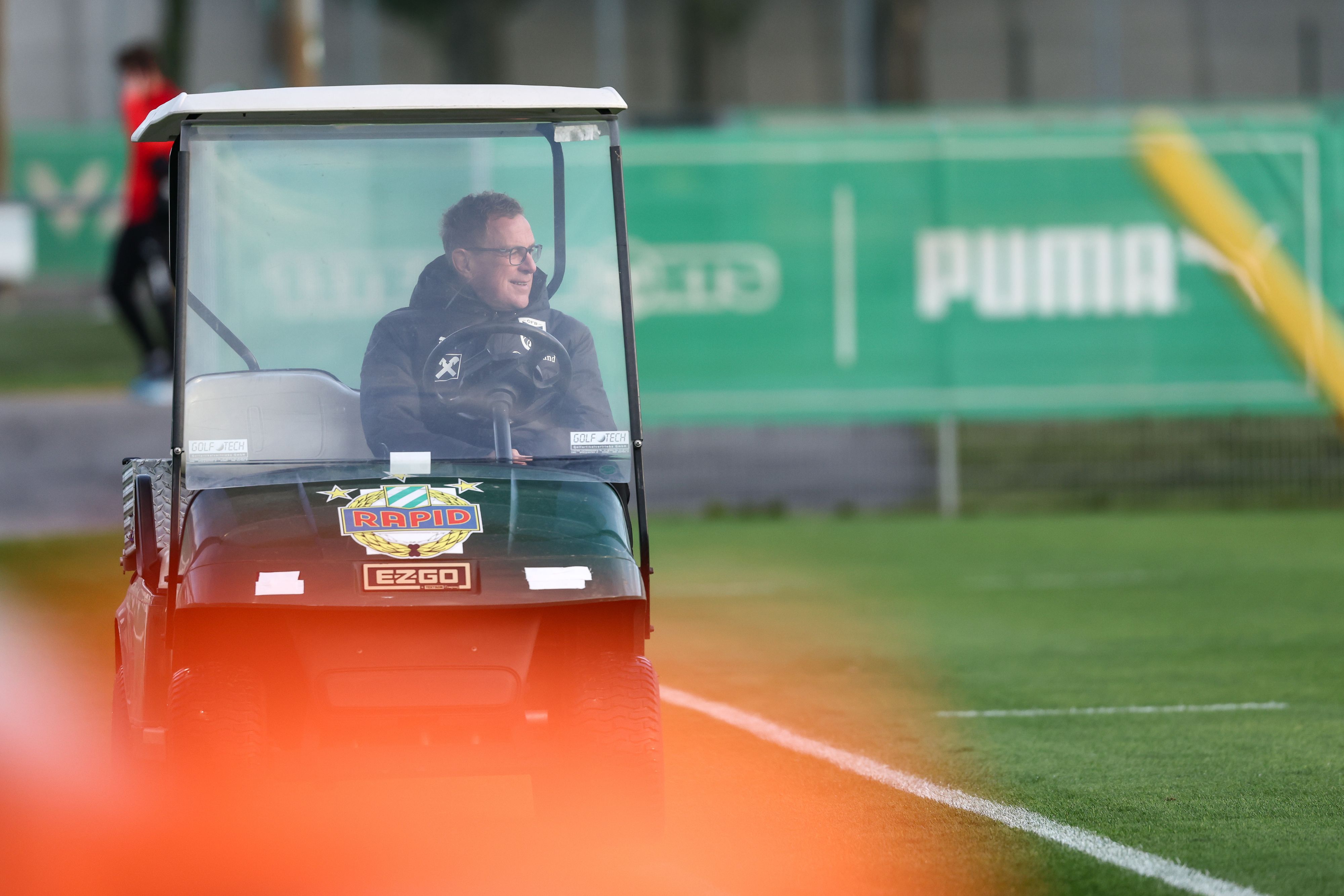 ÖFB-Teamchef Ralf Rangnick im Rapid-Golfcart.