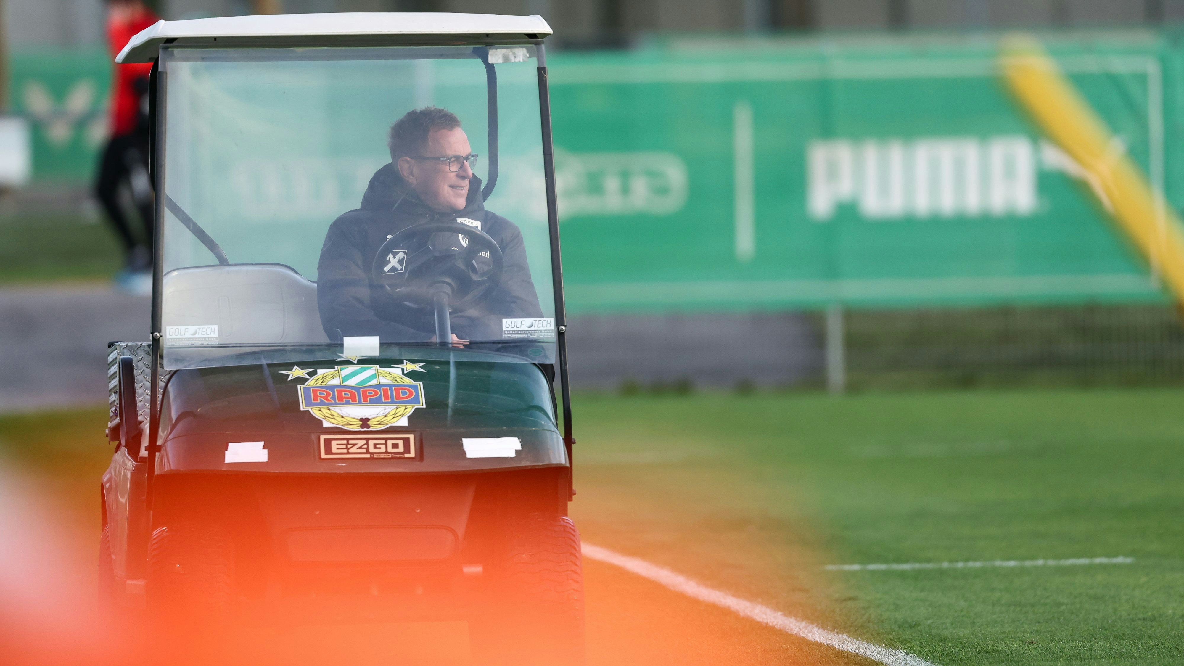 ÖFB-Teamchef Ralf Rangnick im Rapid-Golfcart.