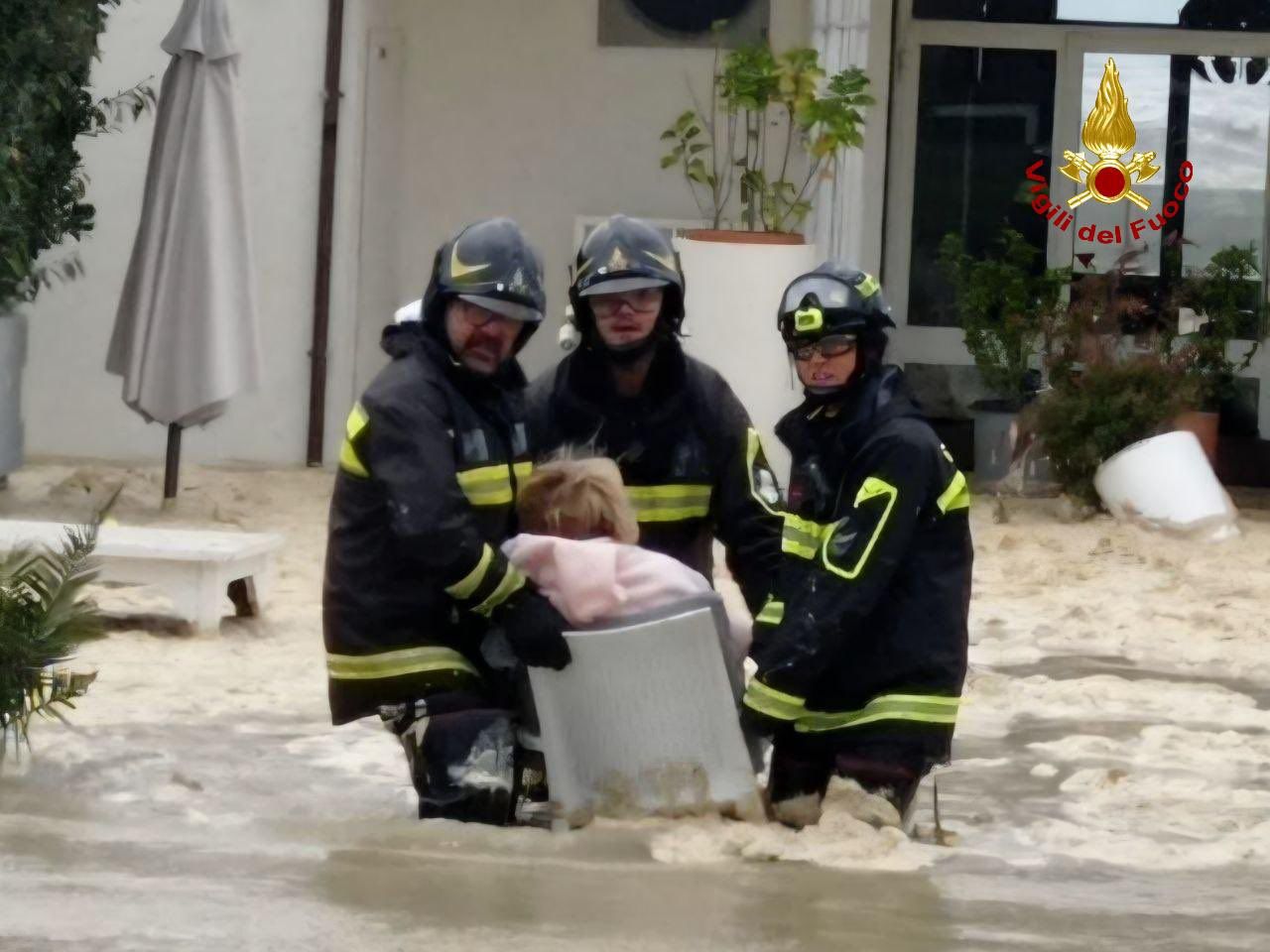 Das Unwetter erreichte an der Adriaküste um Cesenatico laut Feuerwehr 