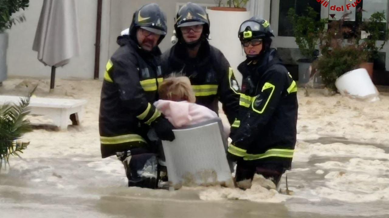 Heute.at - Mehrere Meter hohe Wellen fluten Italiens Adriaküste