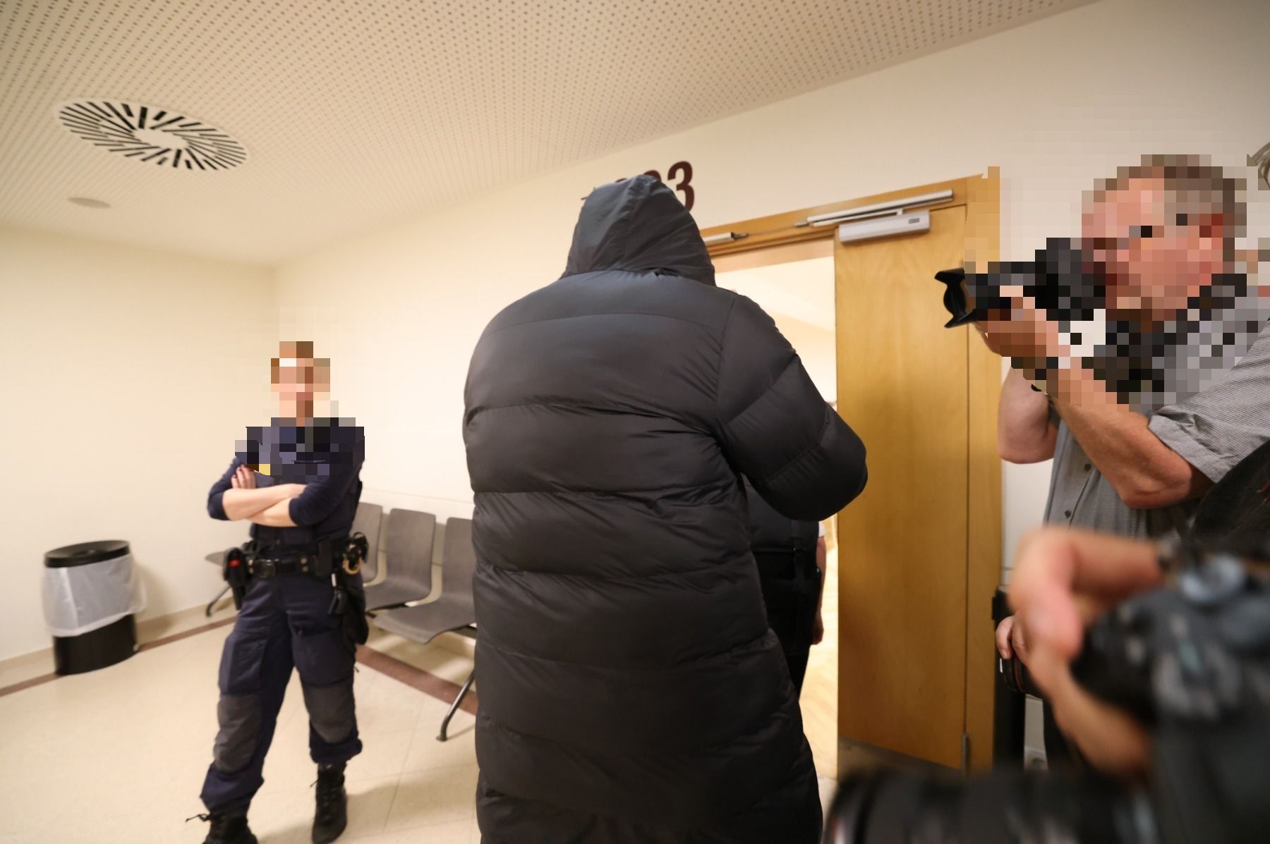 Die Angeklagten werden in den Verhandlungssaal gebracht.