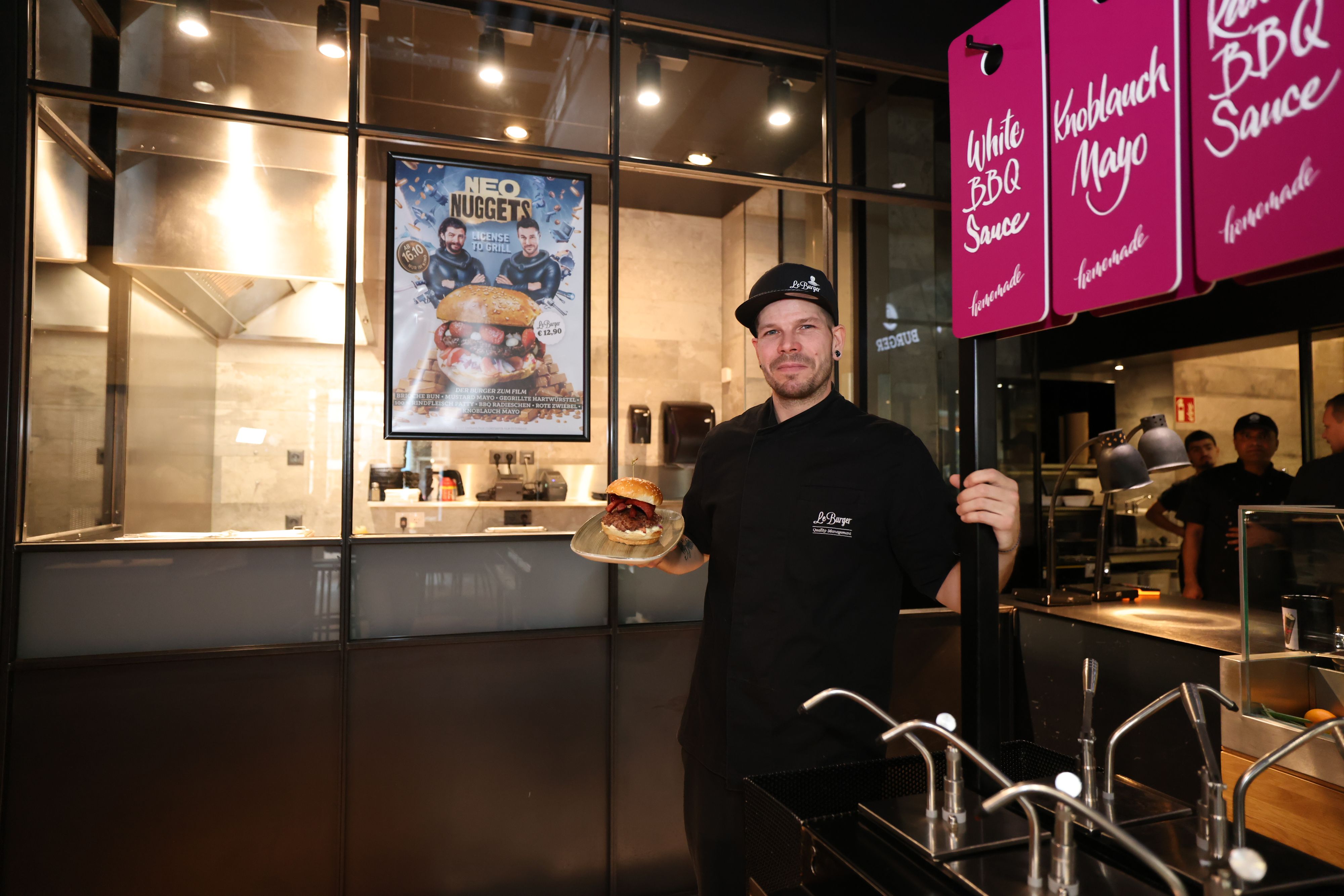 Heute.at - Würstchen-Alarm! Dieser Burger ist für Grill-Liebhaber