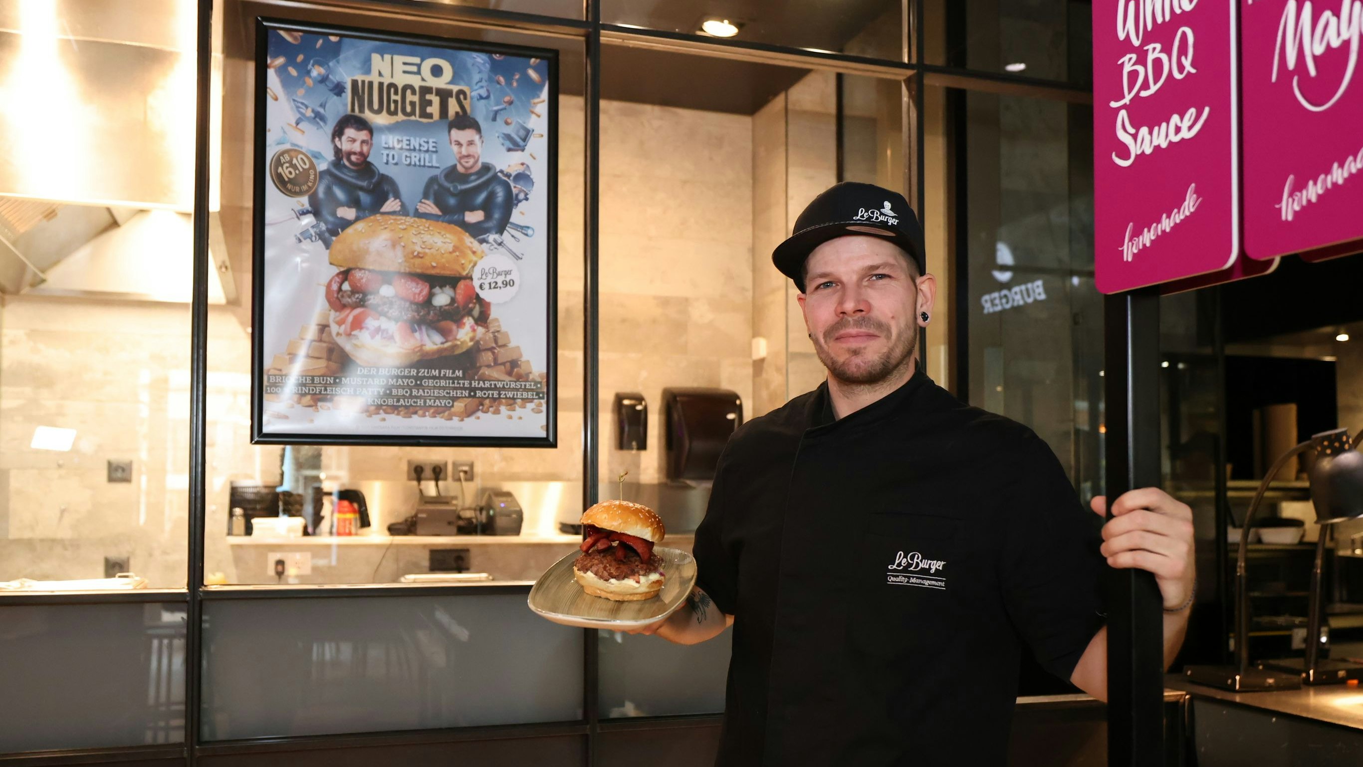 Heute.at - Würstchen-Alarm! Dieser Burger ist für Grill-Liebhaber