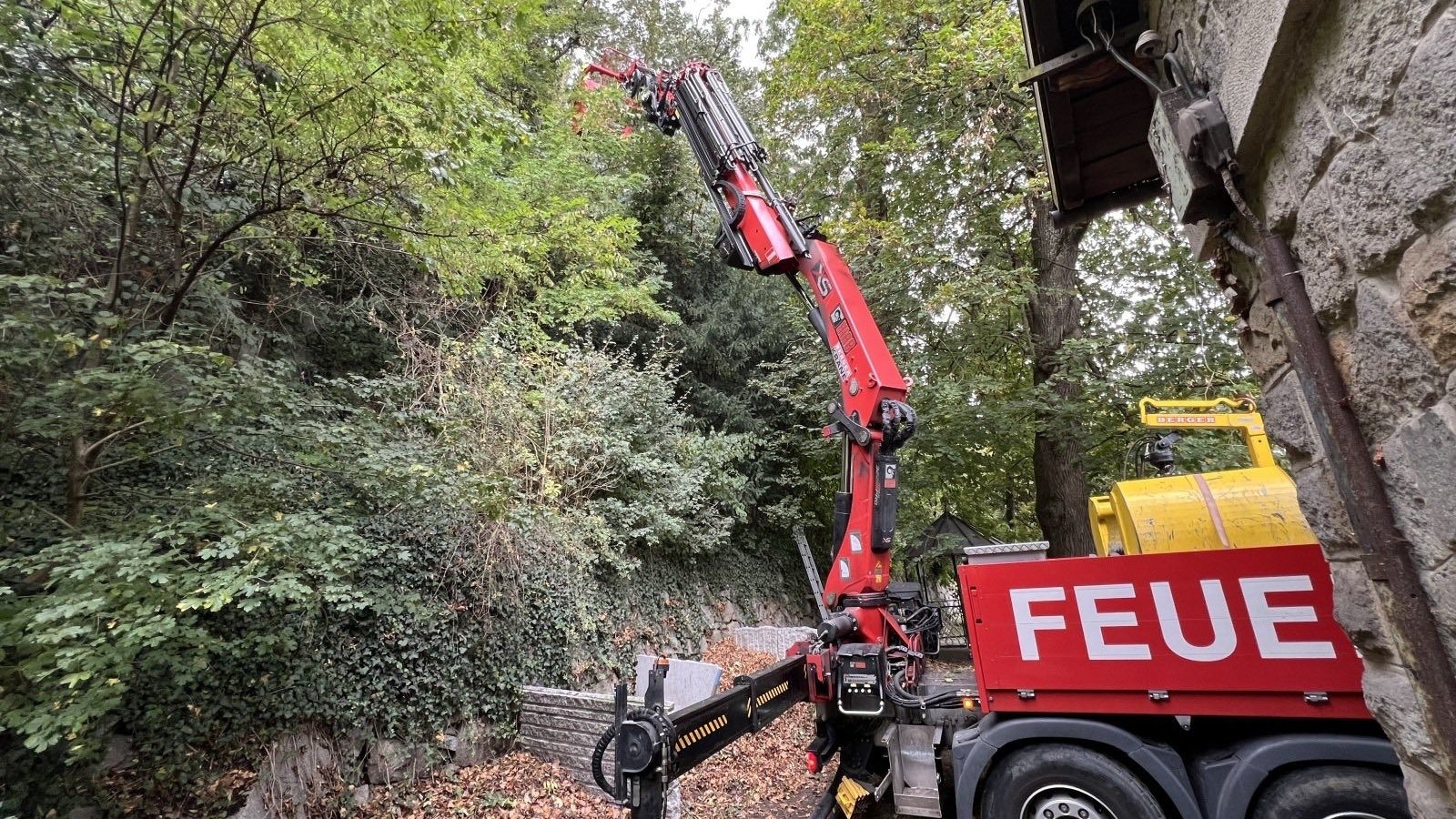 Nur mit einem Spezialfahrzeug konnte der erschöpfte Rüde aus einer Felsspalte gerettet werden.