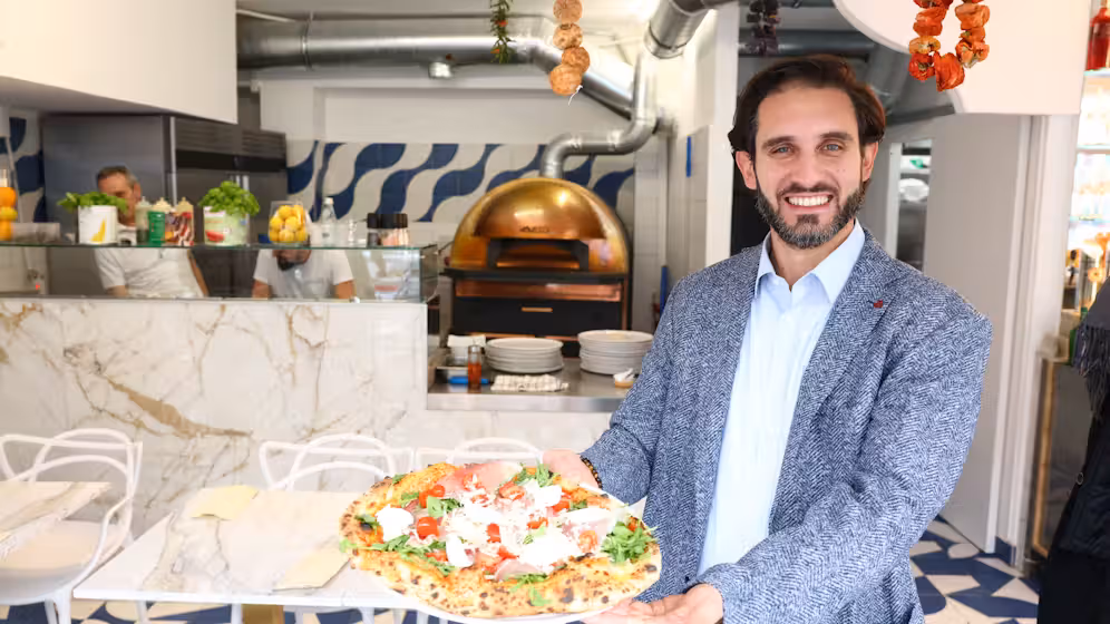 Geschäftsführer Gaetano Brancato feiert den zweiten Geburtstag seiner Pizzeria.