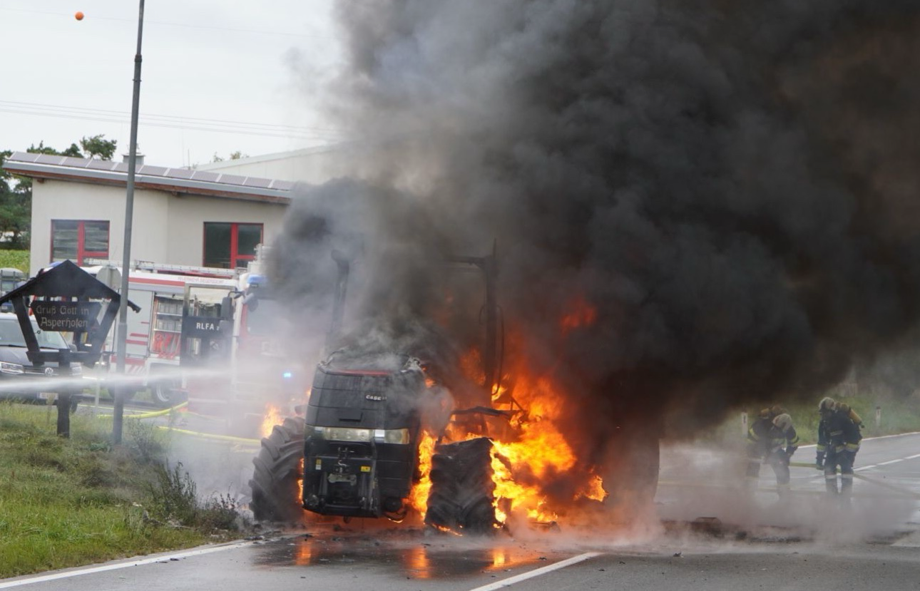 Traktor geht während der Fahrt plötzlich in Flammen auf