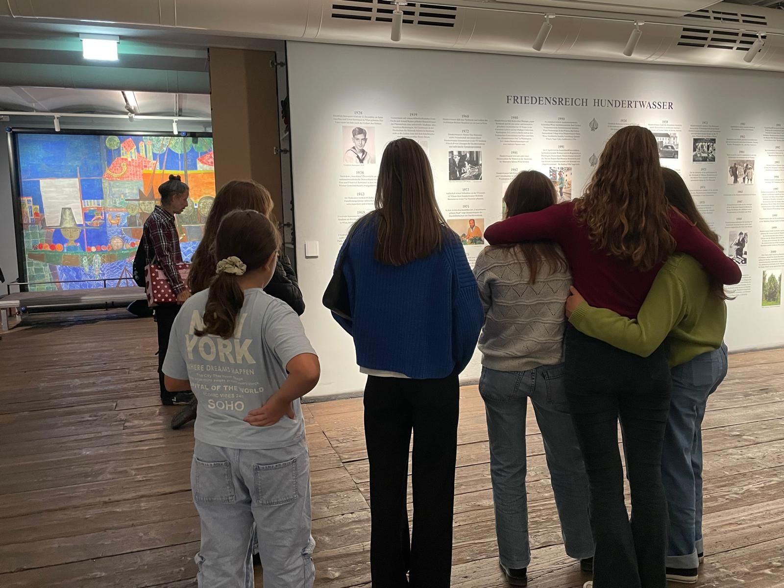 Gemeinsam staunen: Junge Besucherinnen betrachten im KunstHausWien die Ausstellung über Friedensreich Hundertwasser – Farbe, Fantasie und Freundschaft mitten in der langen Nacht der Museen.