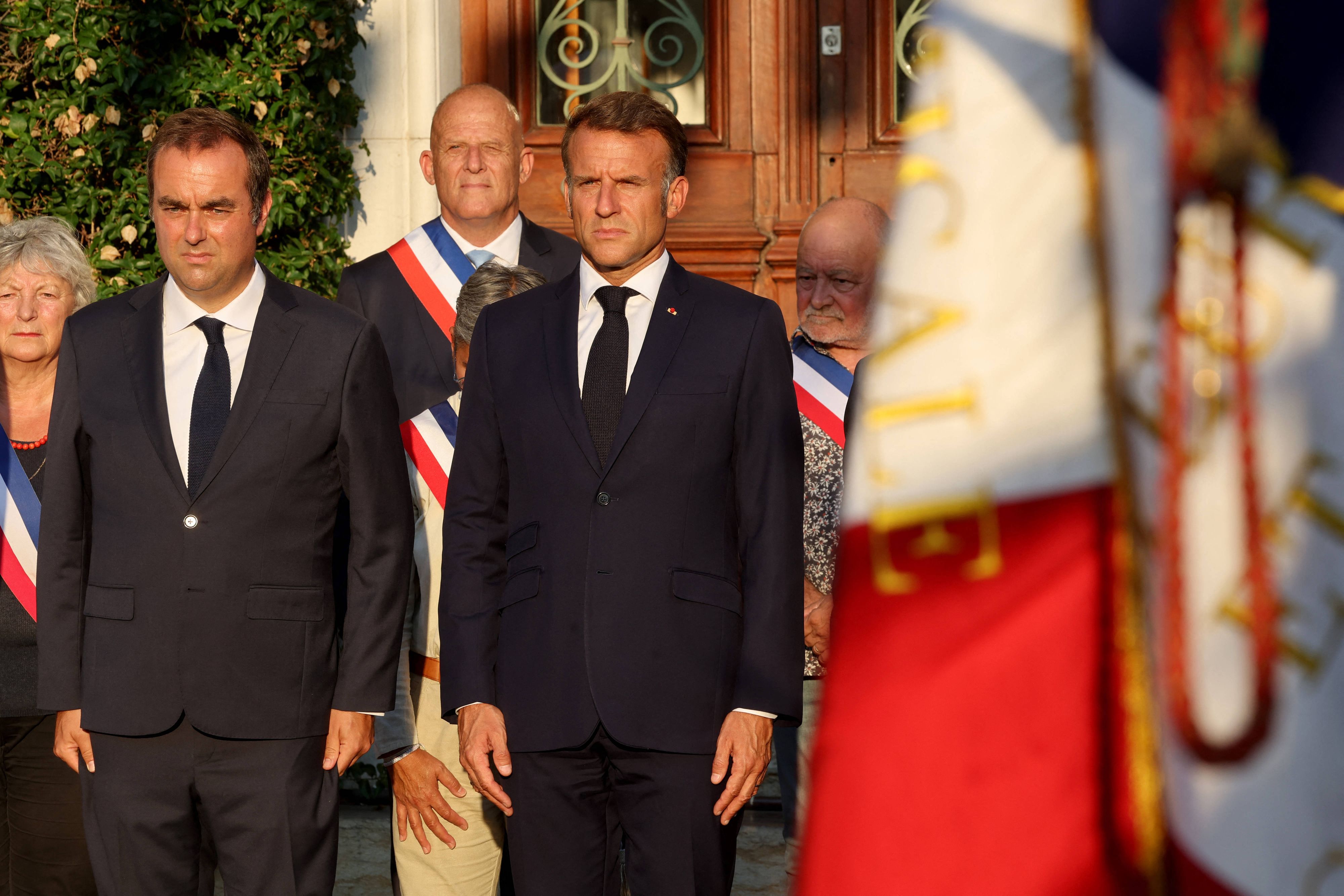 Frankreichs Ministerpräsident Sebastien Lecornu (l.) hat nach nur 27 Tagen seinen Rücktritt angeboten, Präsident Emmanuel Macron (r.) nahm ihn an.