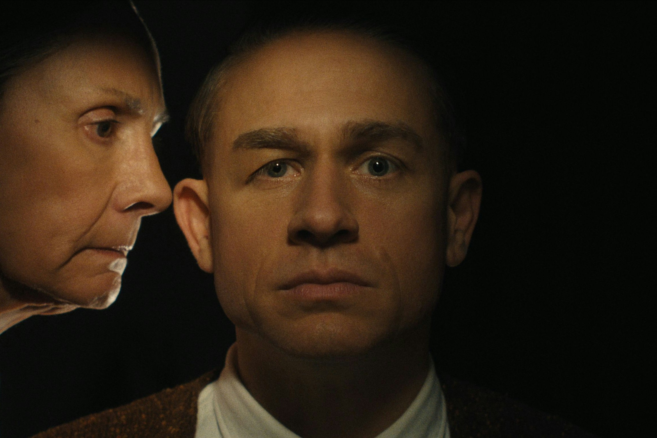 "Monster: The Ed Gein Story": Charlie Hunnam als Serienmörder und Laurie Metcalf als seine bösartige Mutter Augusta