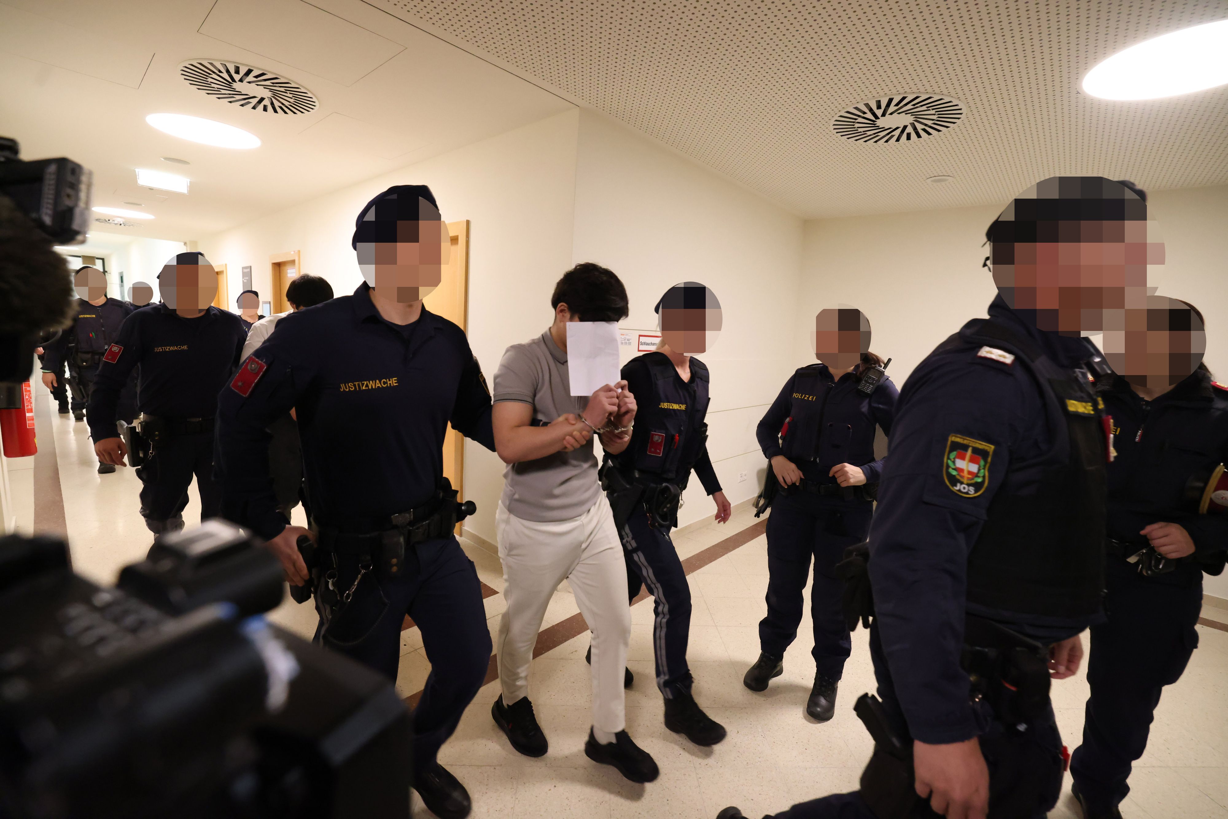 Lehrerin missbraucht: Sieben Burschen angeklagt