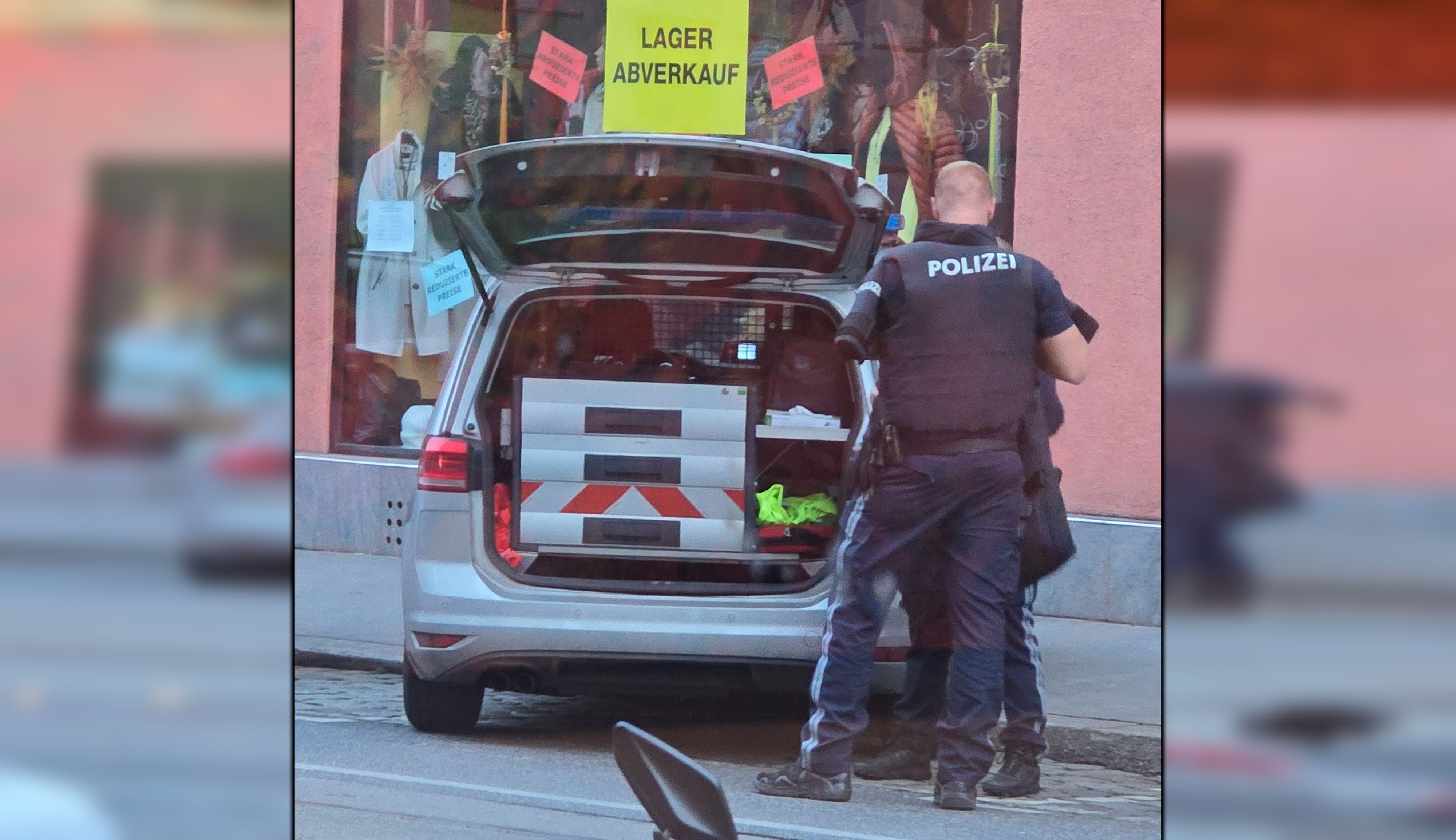 Großeinsatz am Montag in Wien-Ottakring: Polizisten ziehen schusssichere Westen an.