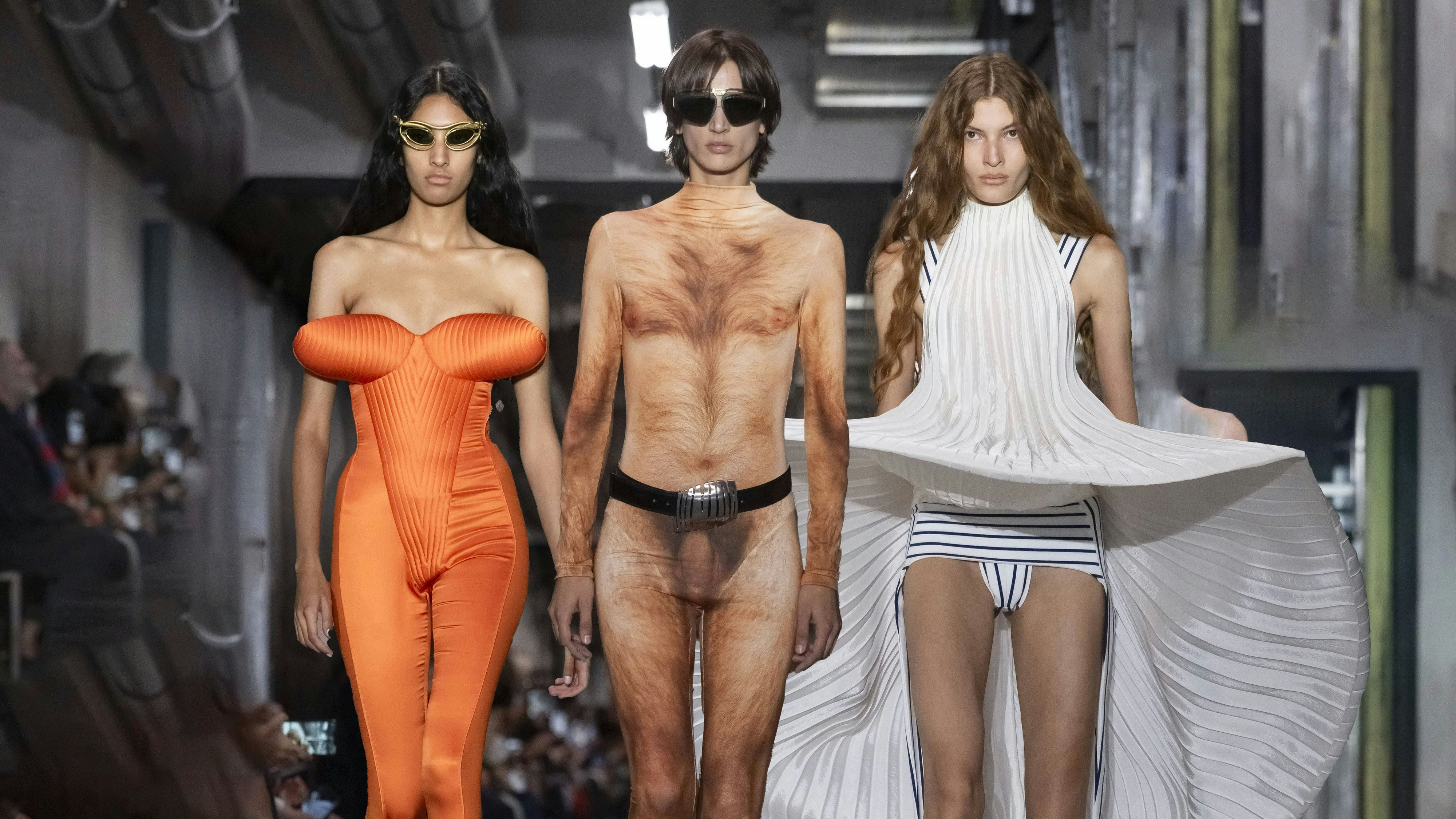 Heute.at - Haare, Penis – Gaultier-Show in Paris schockiert Fans