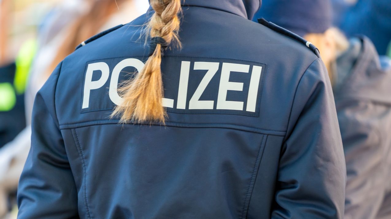 Heute.at - Betrunkene Frau (36) tritt Polizistinnen ins Spital