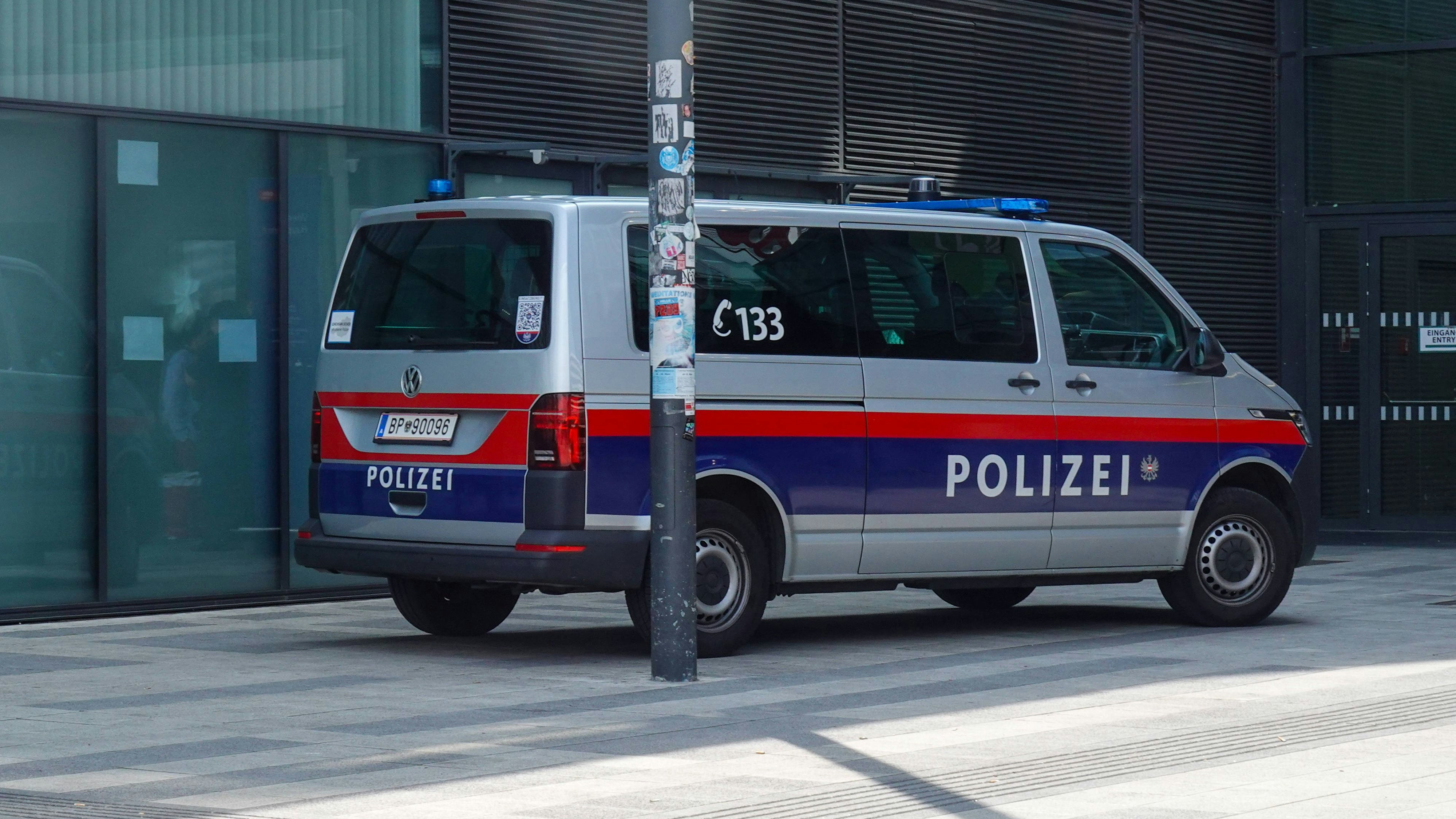 Police At Vienna Central Station Police are present at all entrances to Vienna Central Station in Vienna, Austria, on June 10, 2025 Vienna Austria PUBLICATIONxNOTxINxFRA Copyright: xMichaelxNguyenx originalFilename: nguyen-notitle250610_npmYy.jpg