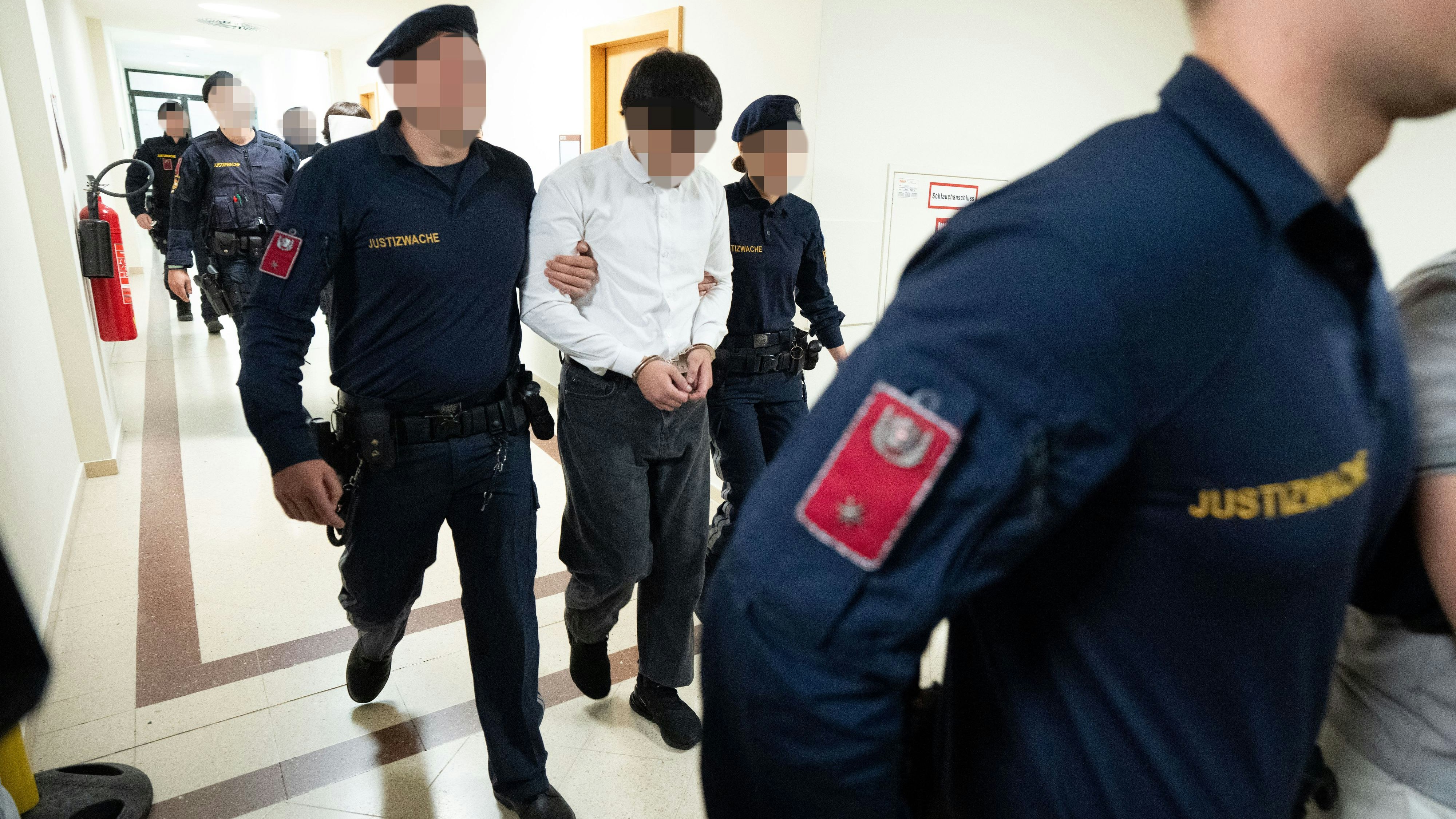 Heute.at - Hase geköpft: Bande schüchterte Lehrerin mit Clips ein