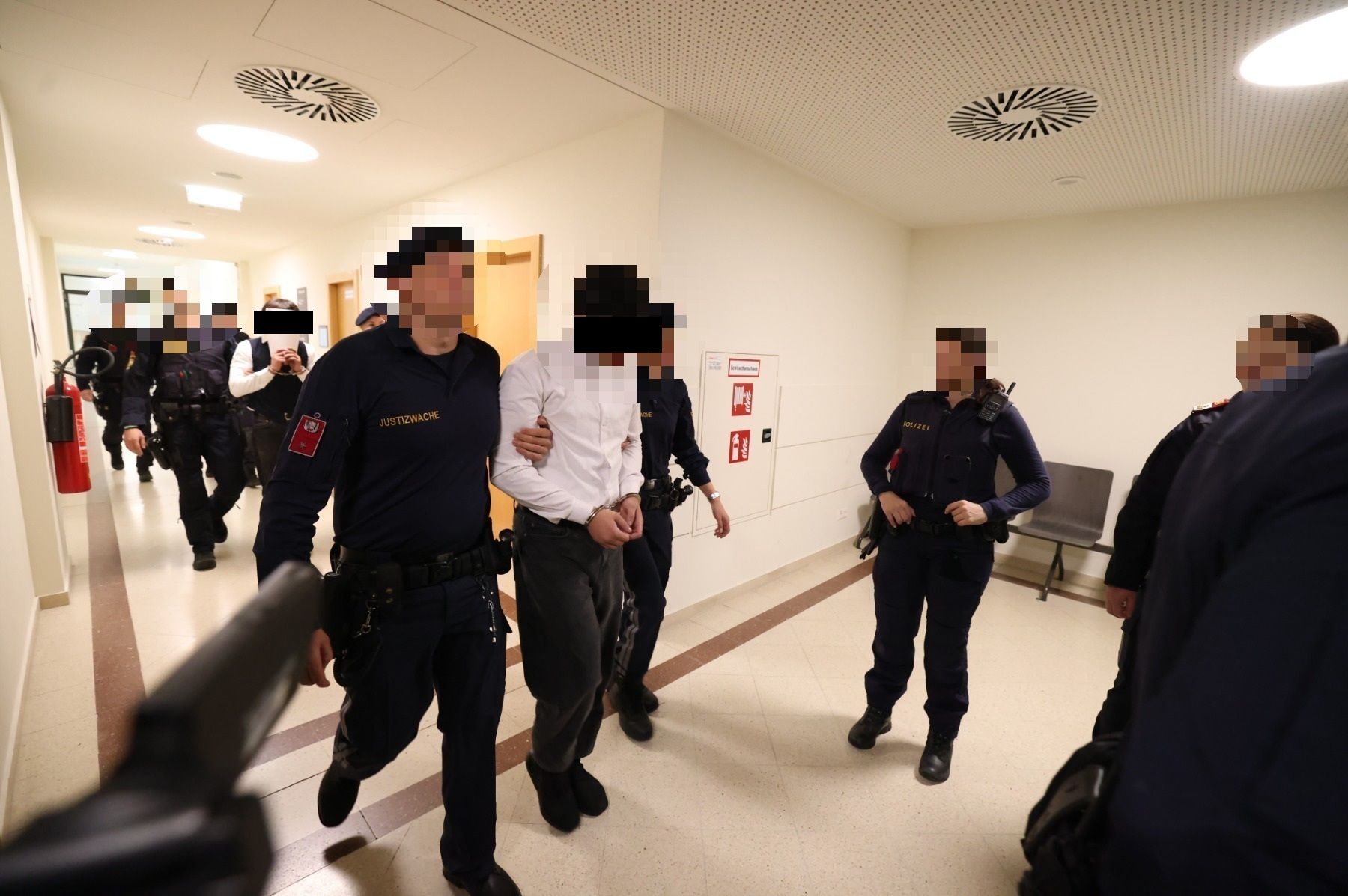 Drei der inhaftierten Angeklagten wurden bereits mehrfach in den Verhandlungssaal geführt – nun soll das Urteil fallen.