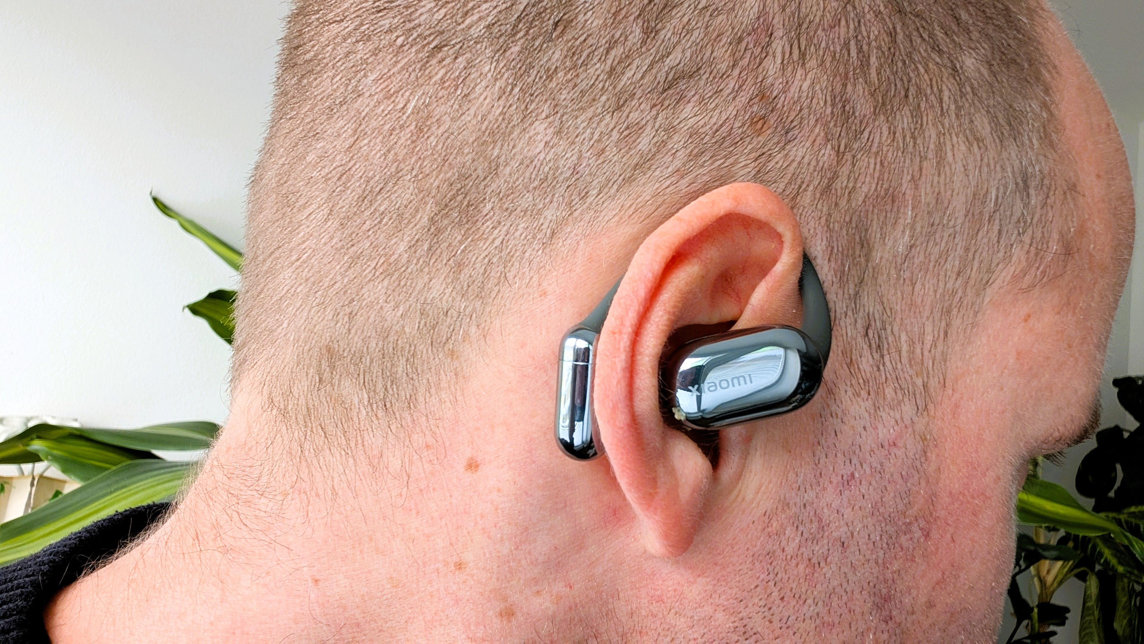 Die von Xiaomi angegebenen achteinhalb Stunden pro Ladung sind bei niedriger Lautstärke realistisch, bei mittlerer sind es eher sechs.