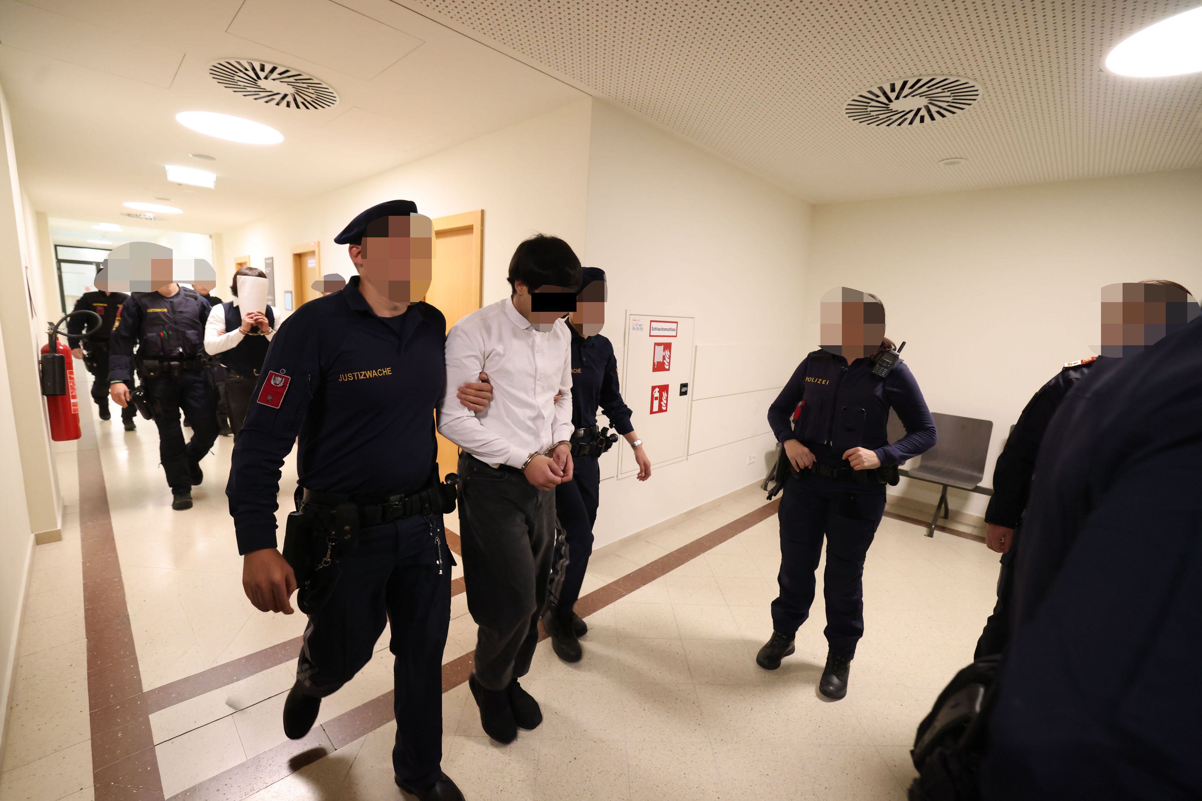 Angeklagte vor Gericht in Wien.