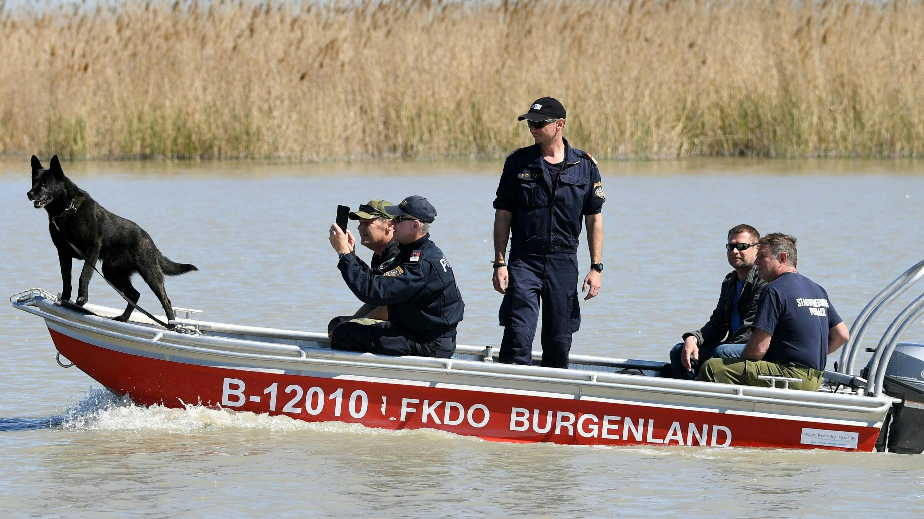 Heute.at - Eiskalter Neusiedler See – Surfer aus Seenot gerettet