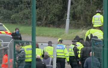 Rangers-Trainer Martin verlässt das Stadion unter Polizeischutz.