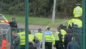 Heute.at - Trainer gefeuert und unter Polizeischutz abgeführt