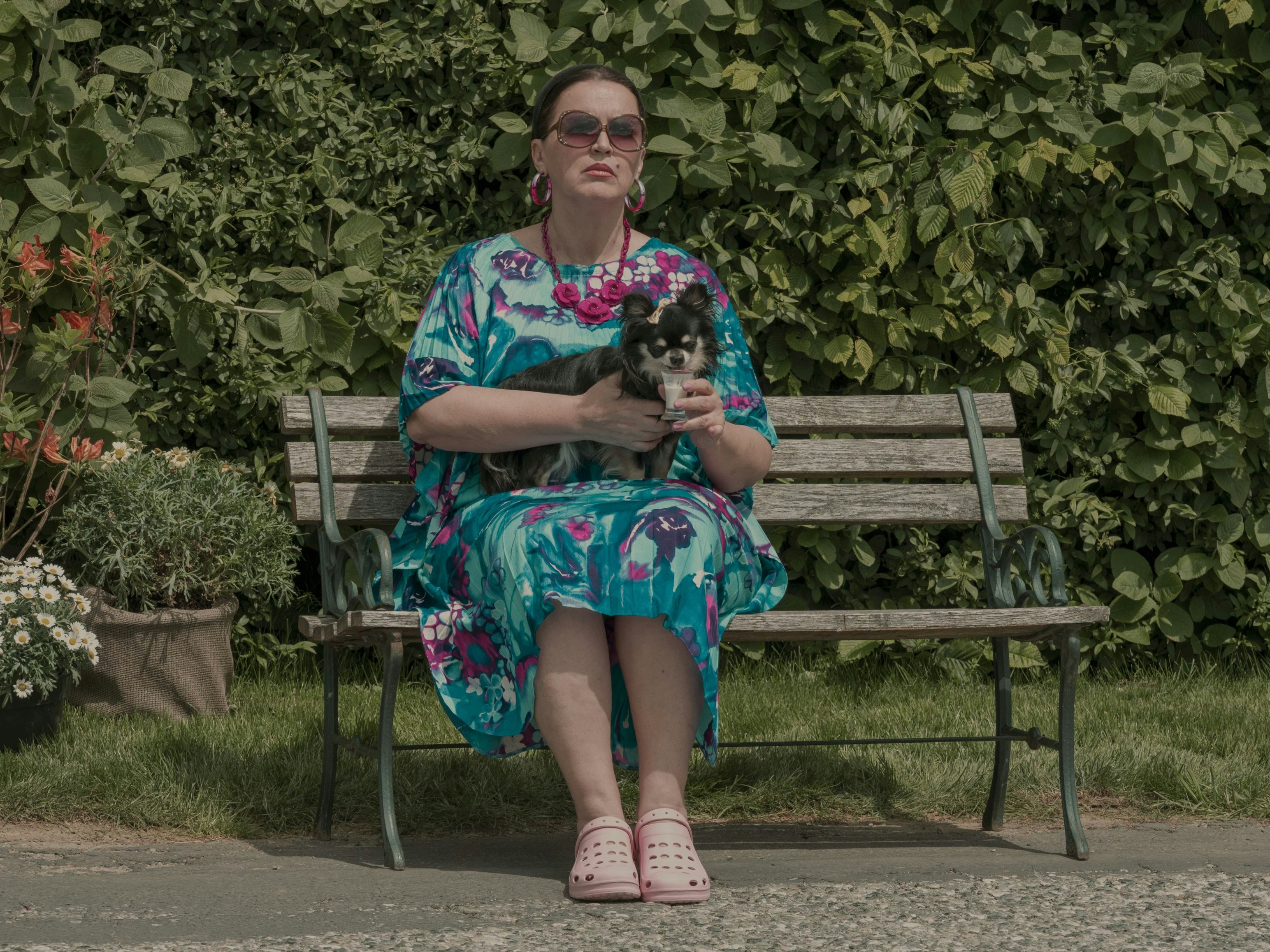 Barbara Karlich übernimmt in "Zuagroast" die Rolle der neugierigen Nachbarin.