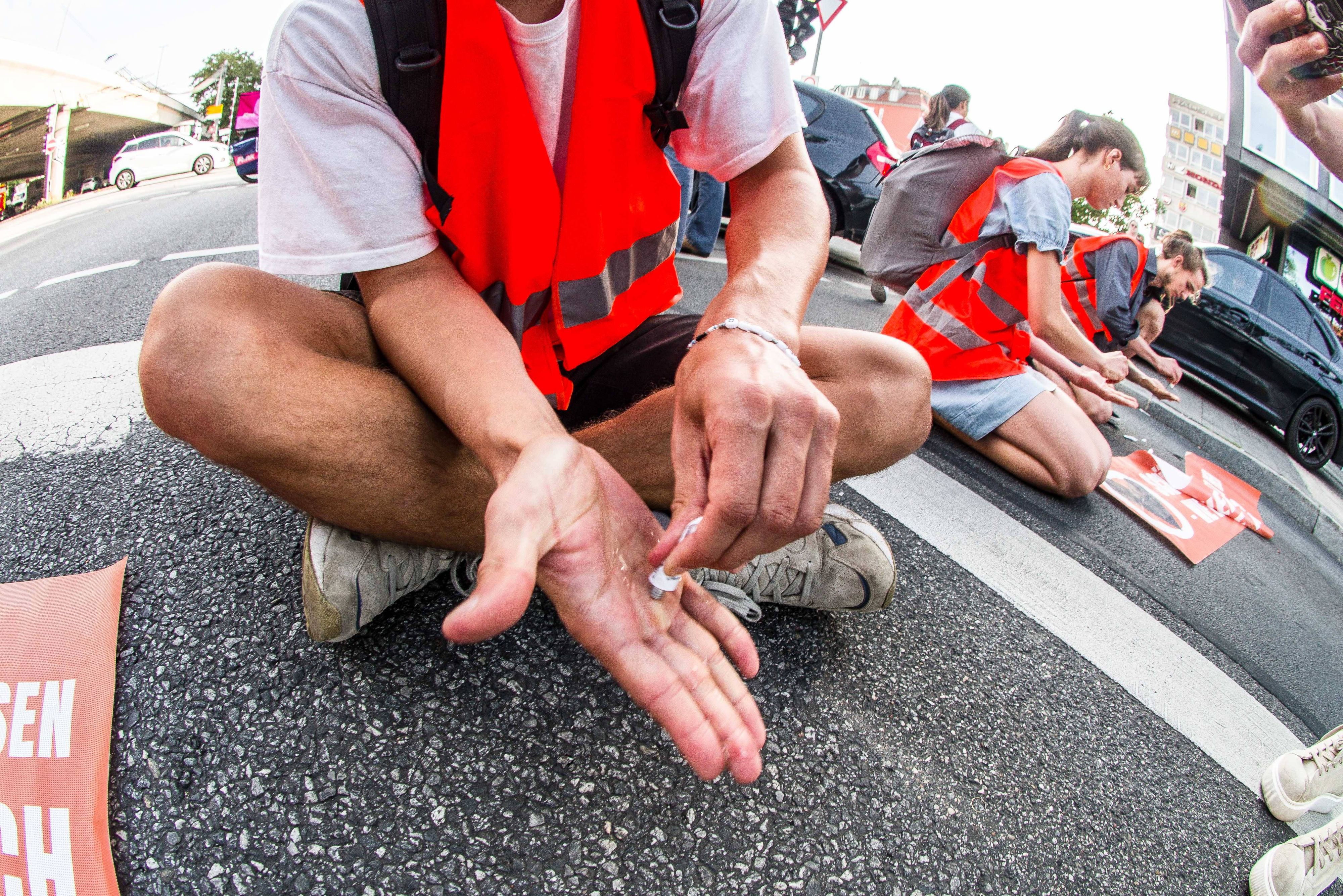 In Berlin hat die Polizei bei Klimaaktivisten insgesamt 644 Flaschen Sekundenkleber gefunden.