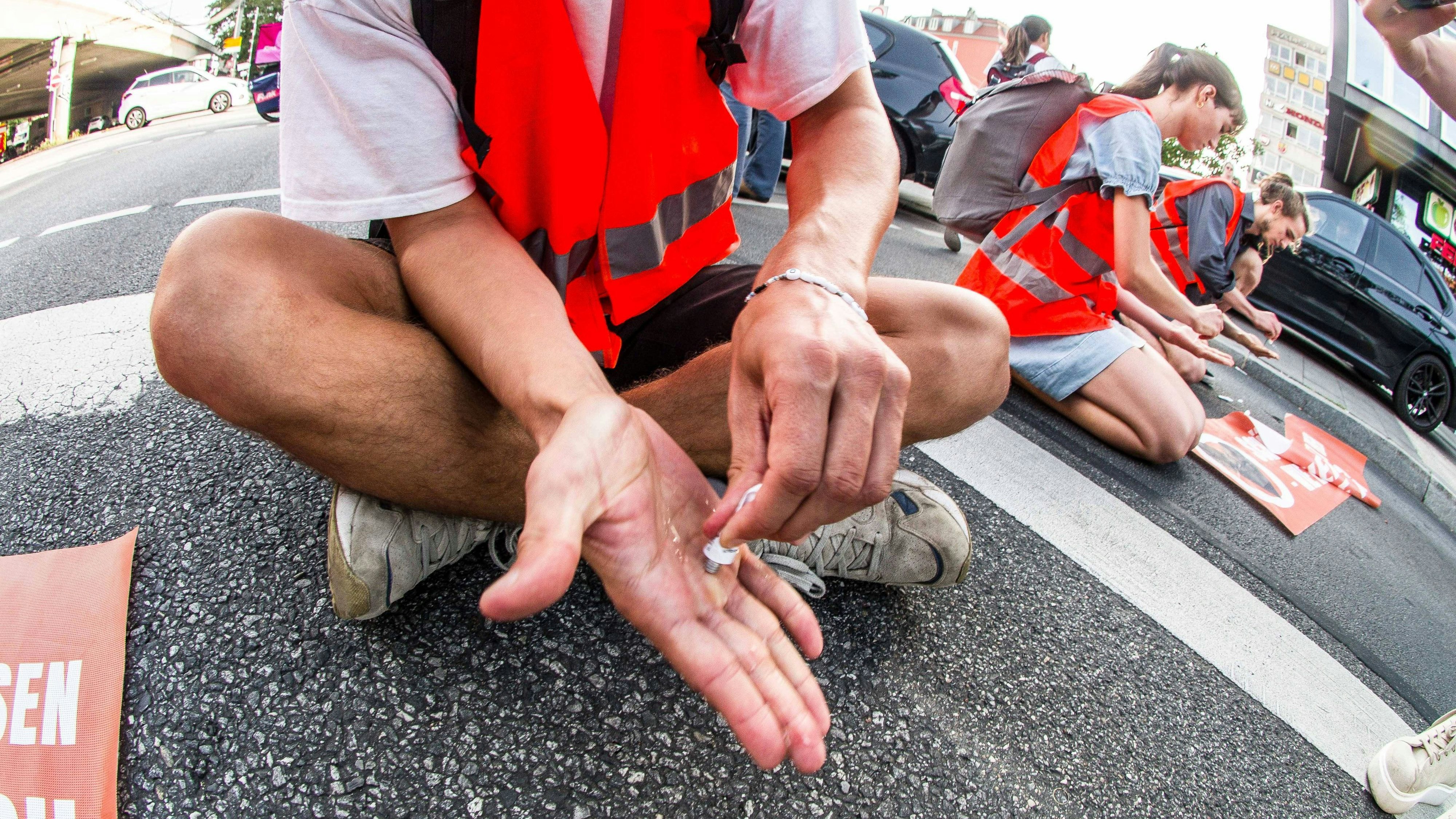 Heute.at - 644 Flaschen Sekundenkleber – Polizei fasst Aktivisten