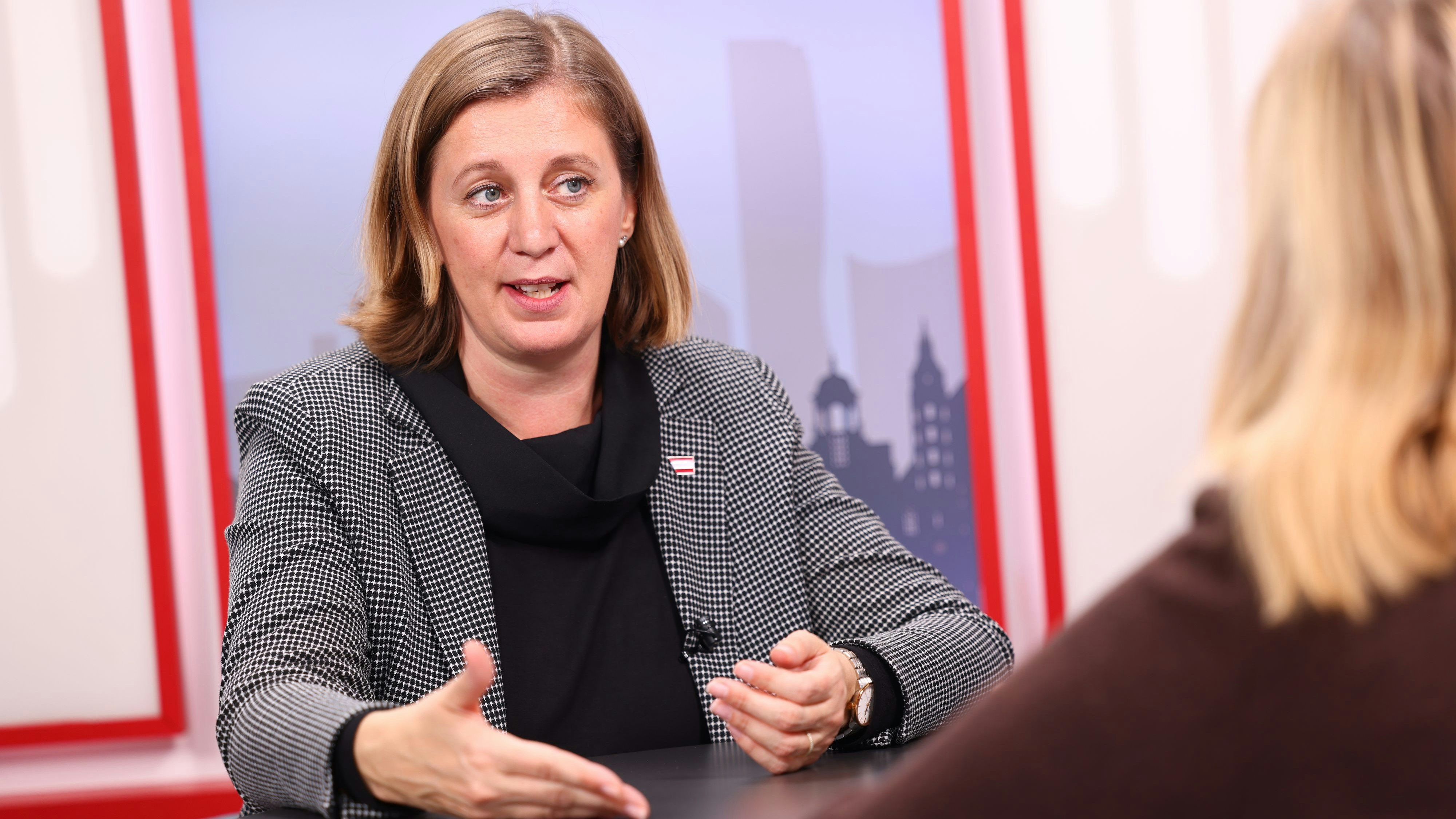 Bis Jahresende solle der neue Spar-Pakt mit den Ländern das Parlament passieren, sagt Barbara Eibinger-Miedl.