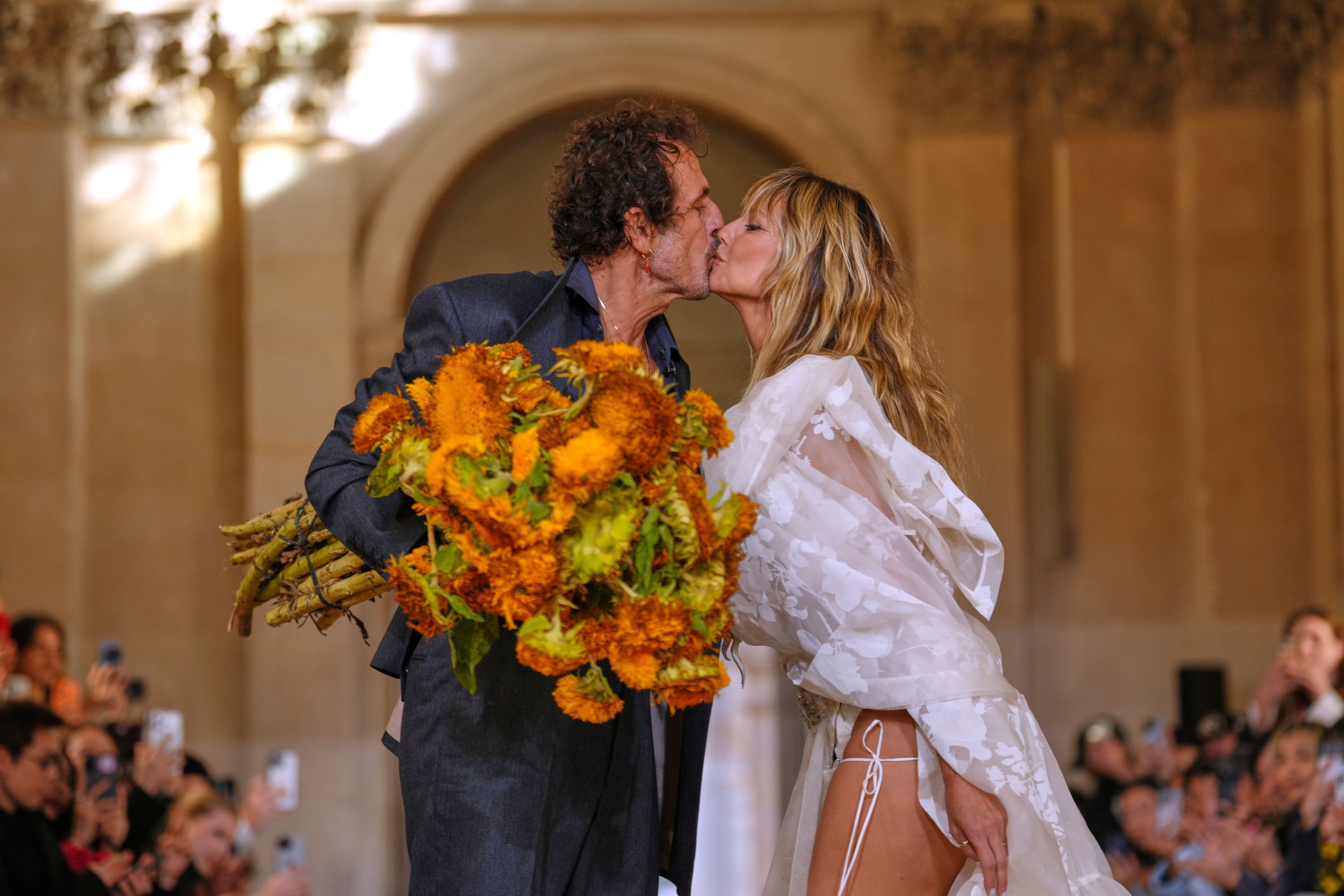 Heidi Klum und Designer Andreas Kronthaler gaben sich einen Kuss.