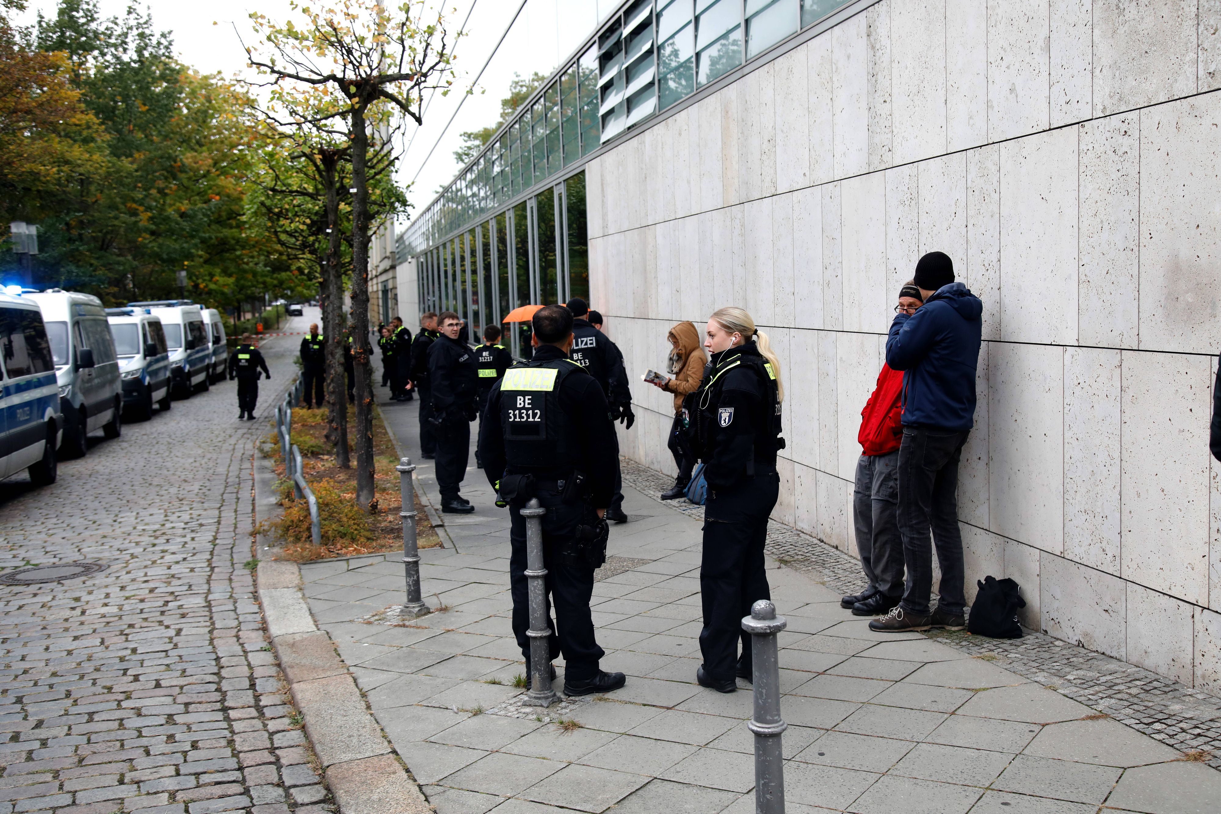 Die Polizei nahm drei Aktivisten fest.