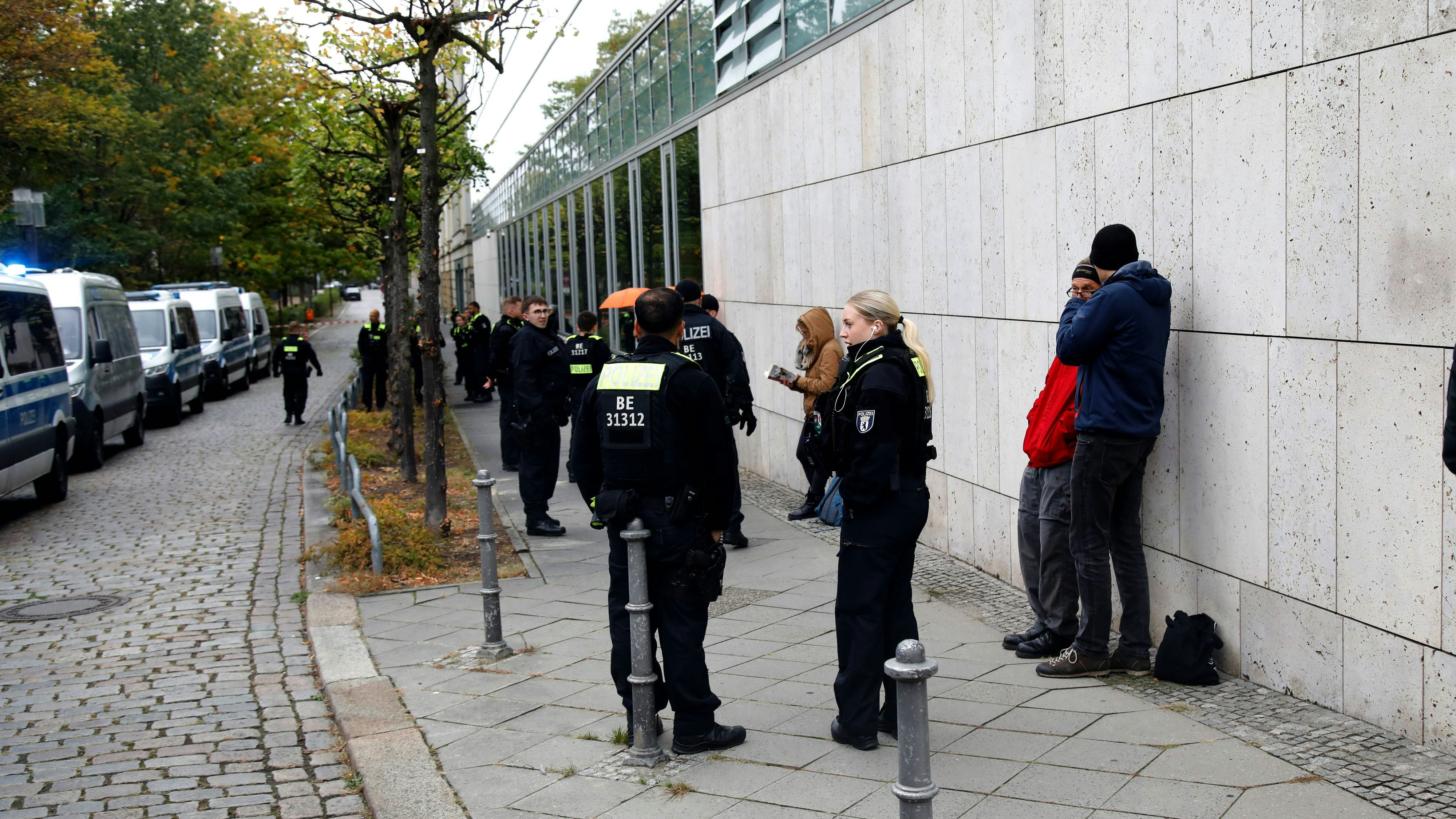 Heute.at - Klima-Kleber stürmen CDU-Zentrale – mehrere Festnahmen