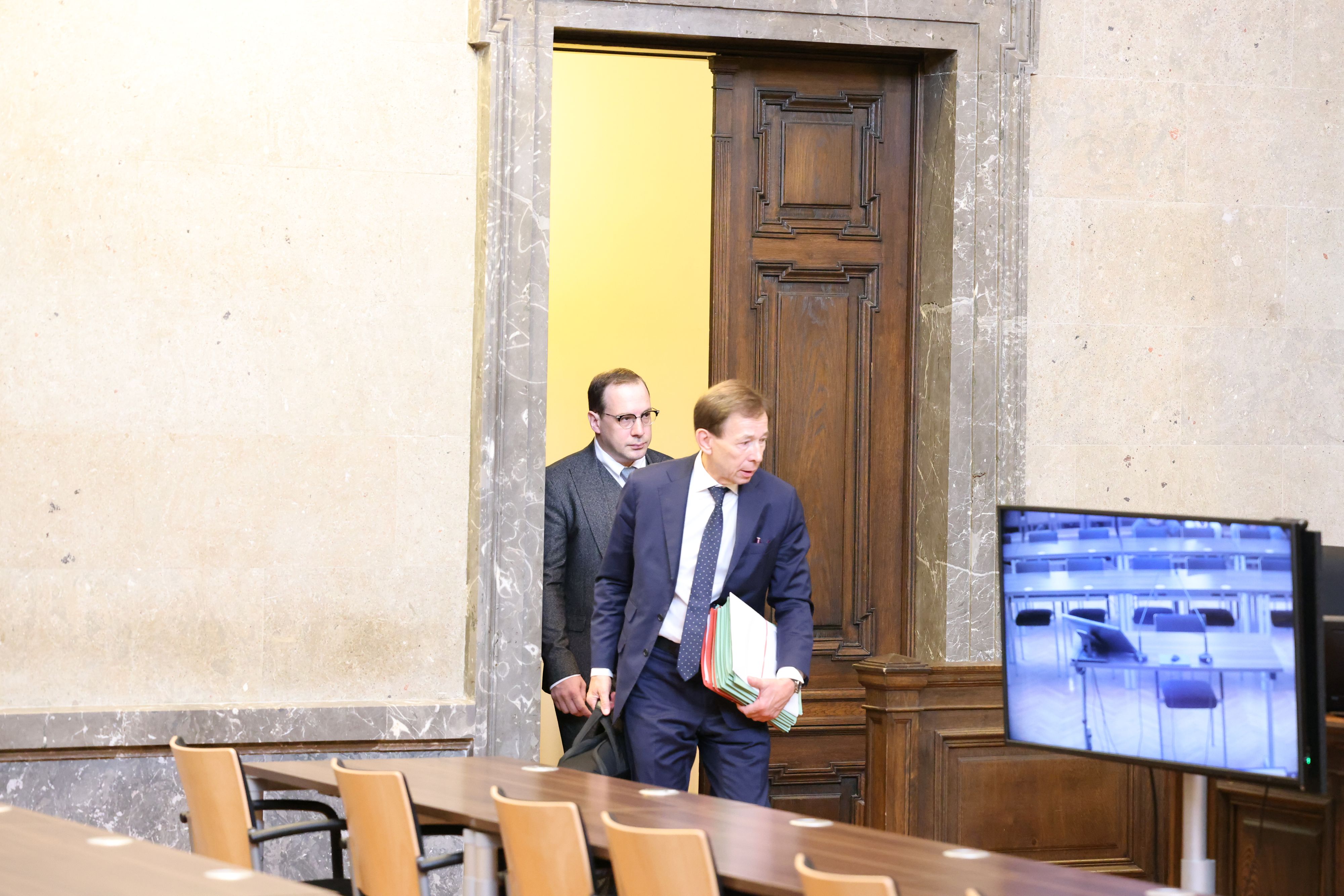 Florian Teichtmeister mit seinem Anwalt Rudolf Mayer bei seinem Prozess in Wien.
