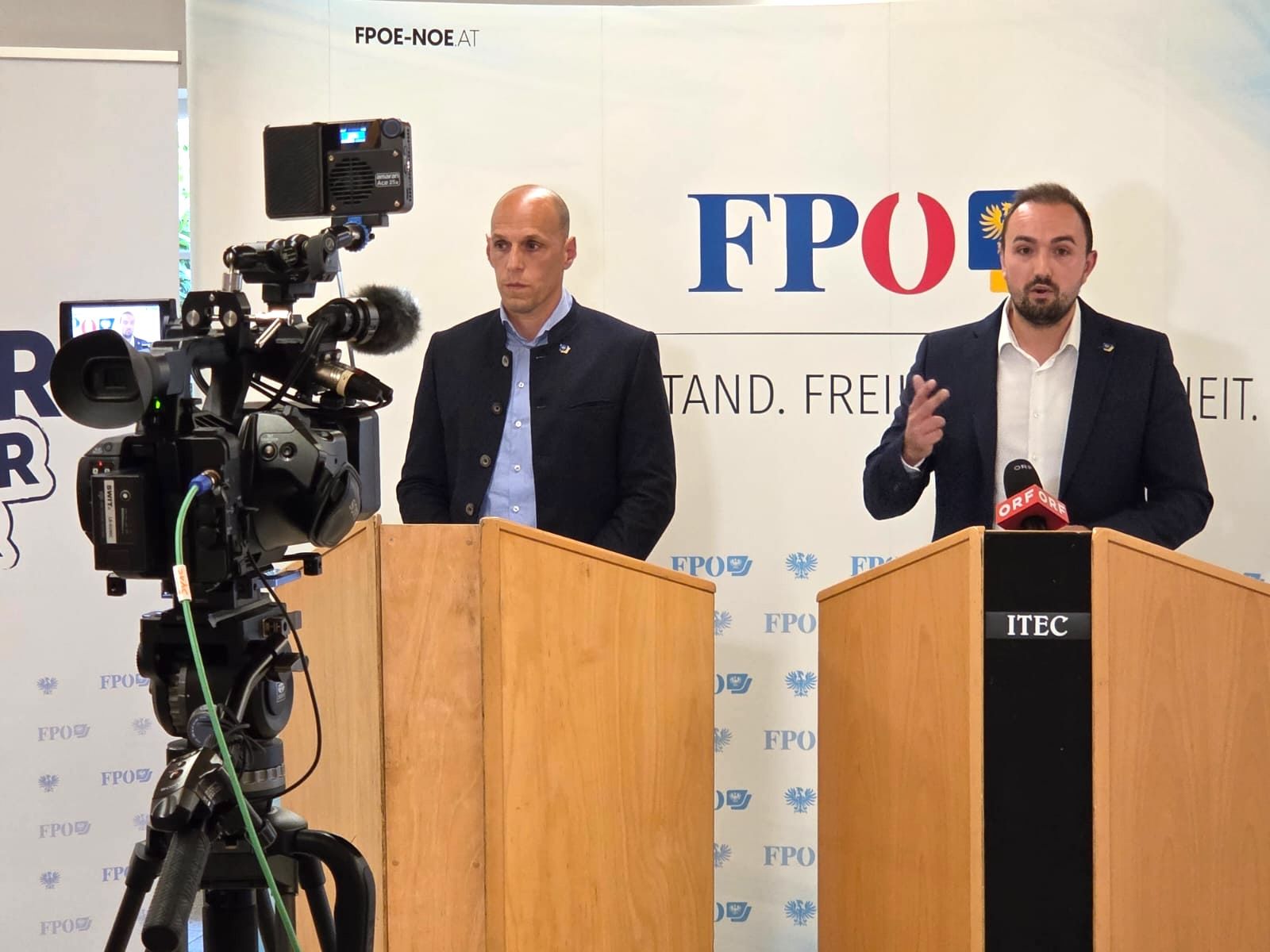 Murlasits (r.) und Fiedler bei der Pressekonferenz.