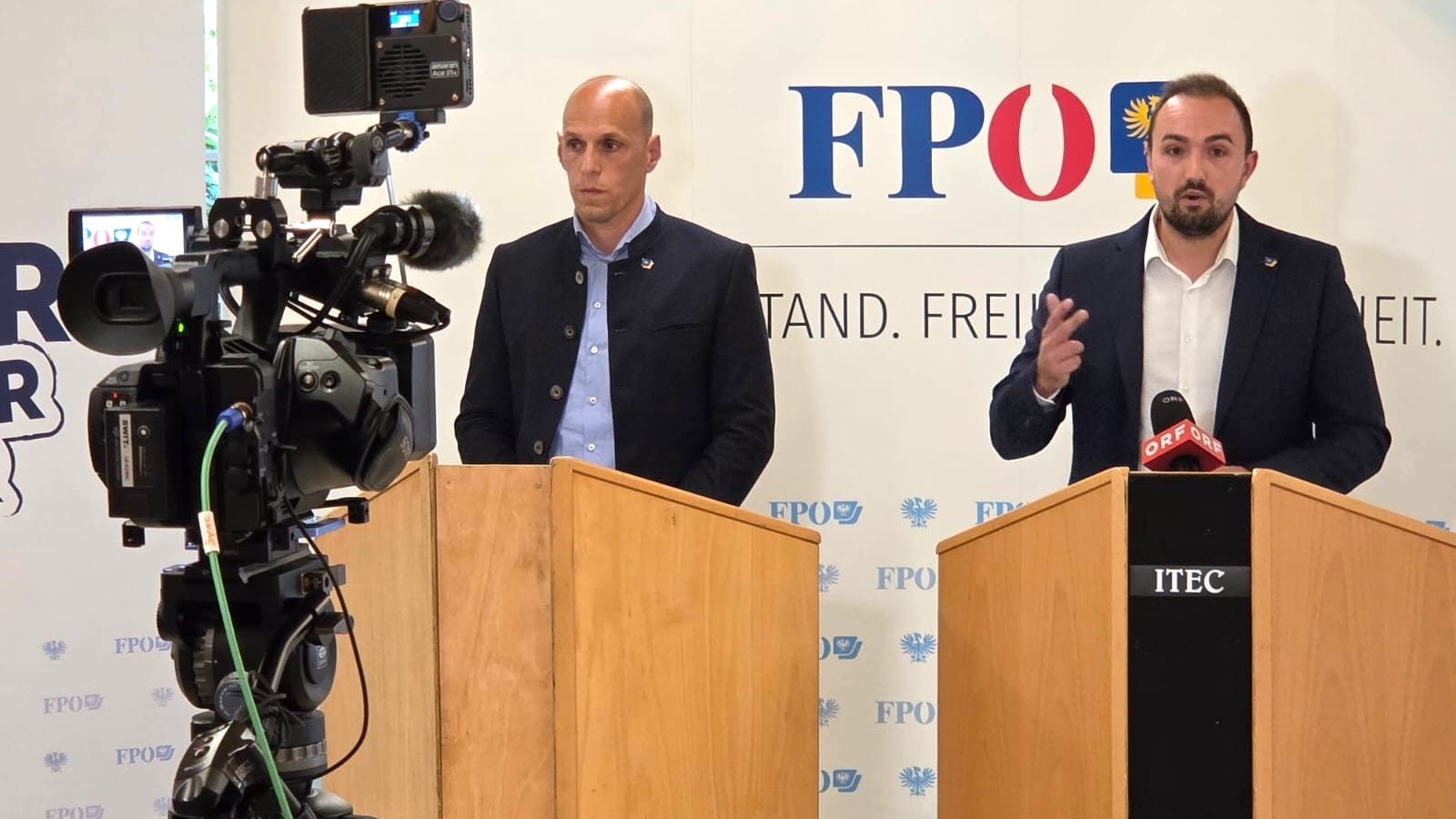 FPÖ-Landesparteisekretär Alexander Murlasits (r.) mit FPÖ-Landesgeschäftsführer Helmut Fiedler bei der Pressekonferenz am Montagnachmittag.