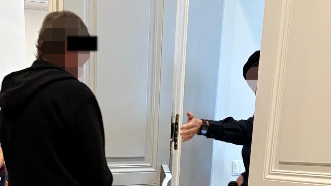 Der Angeklagte am Montag, 6. Oktober 2025, beim Prozess in Wr. Neustadt