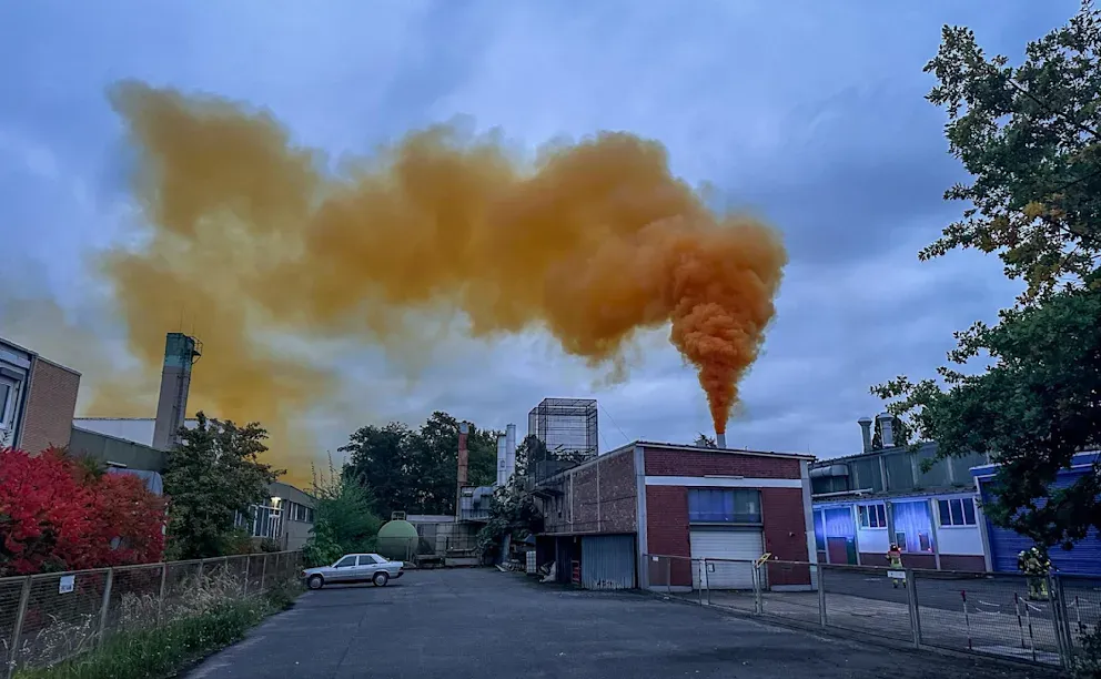 In der Fabrik kam es zum Austritt von gelbem Rauch.