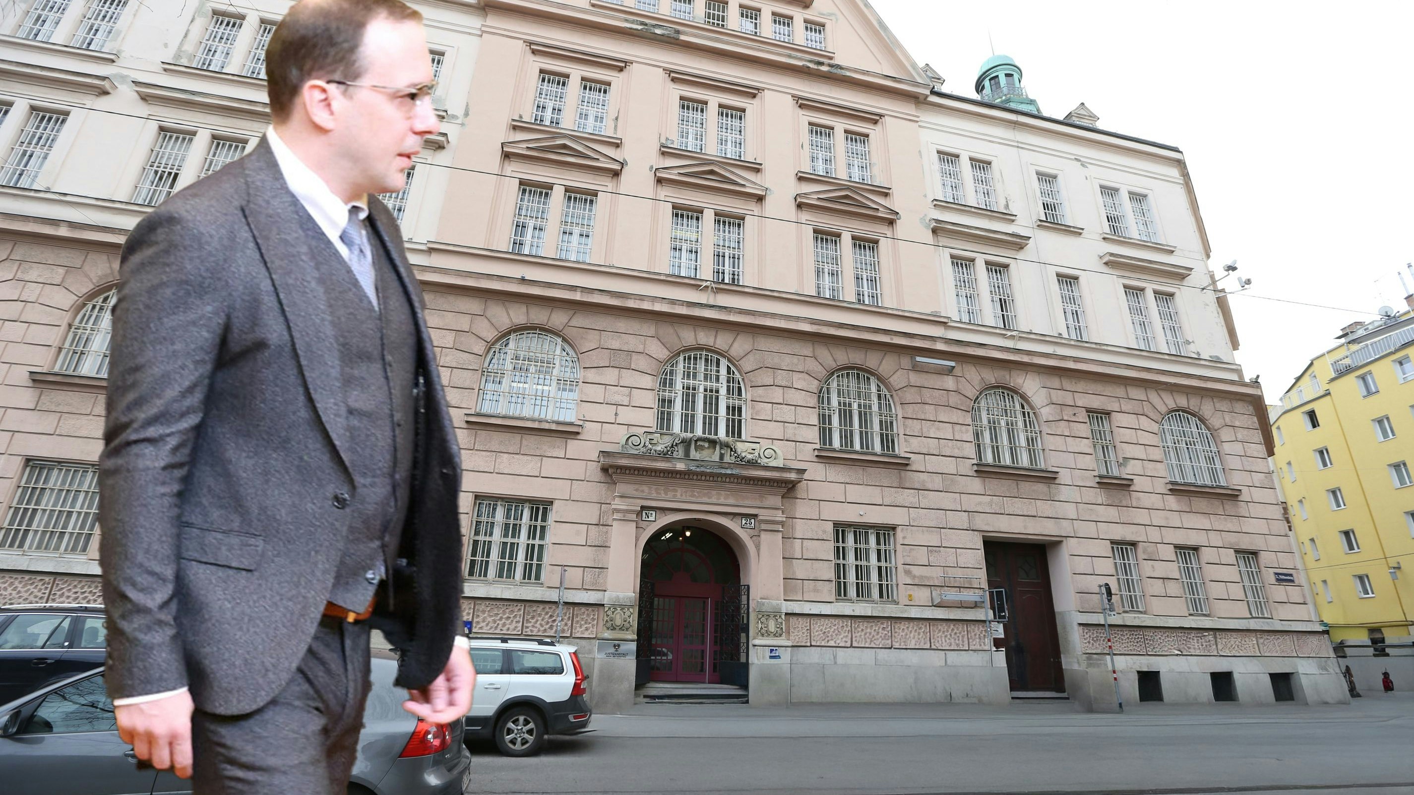 Heute.at - Richter beschließt – Teichtmeister bleibt fix im Häf’n