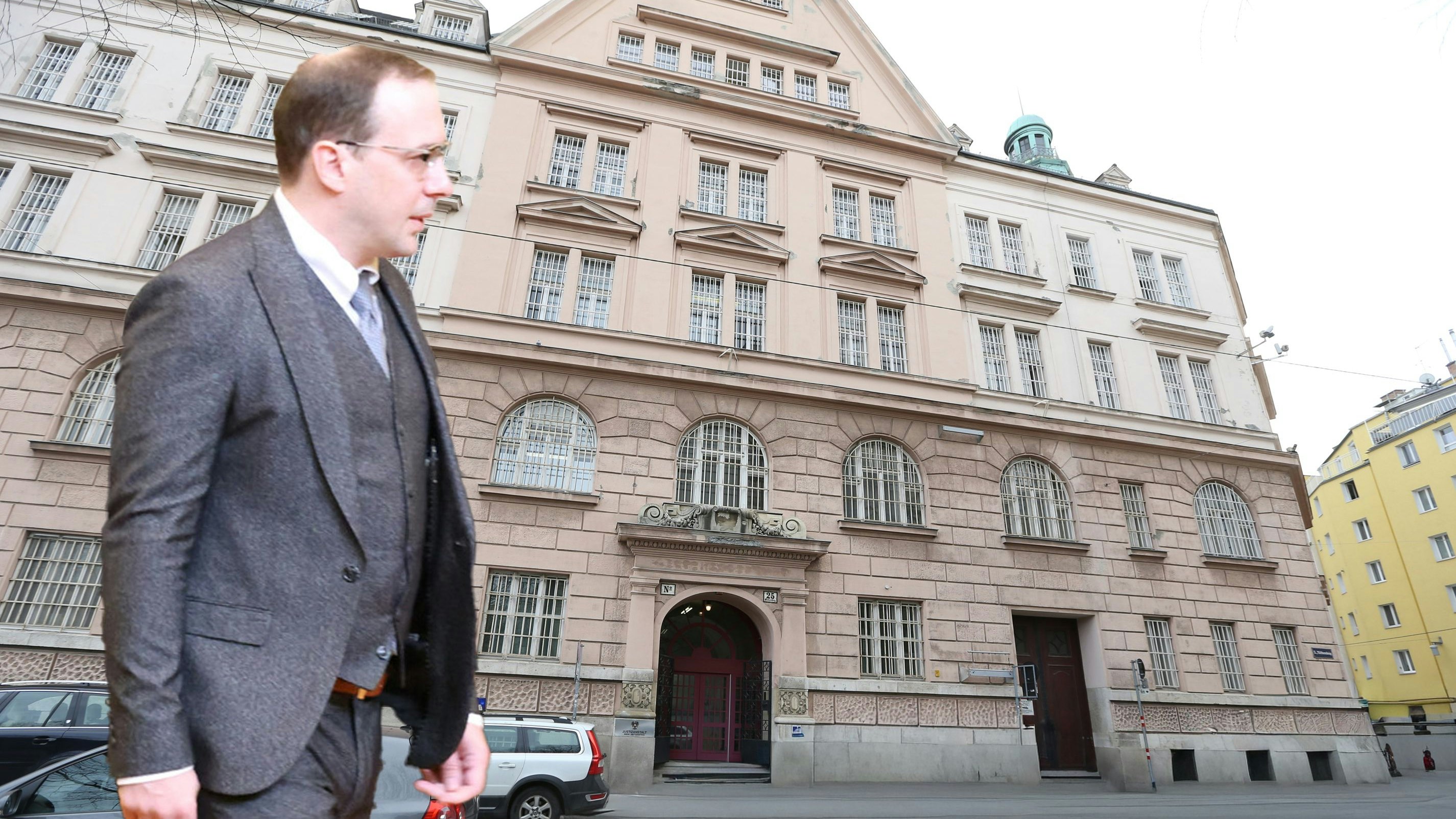 Heute.at - Beamte suchten Teichtmeister bei Mama – er stellte sich