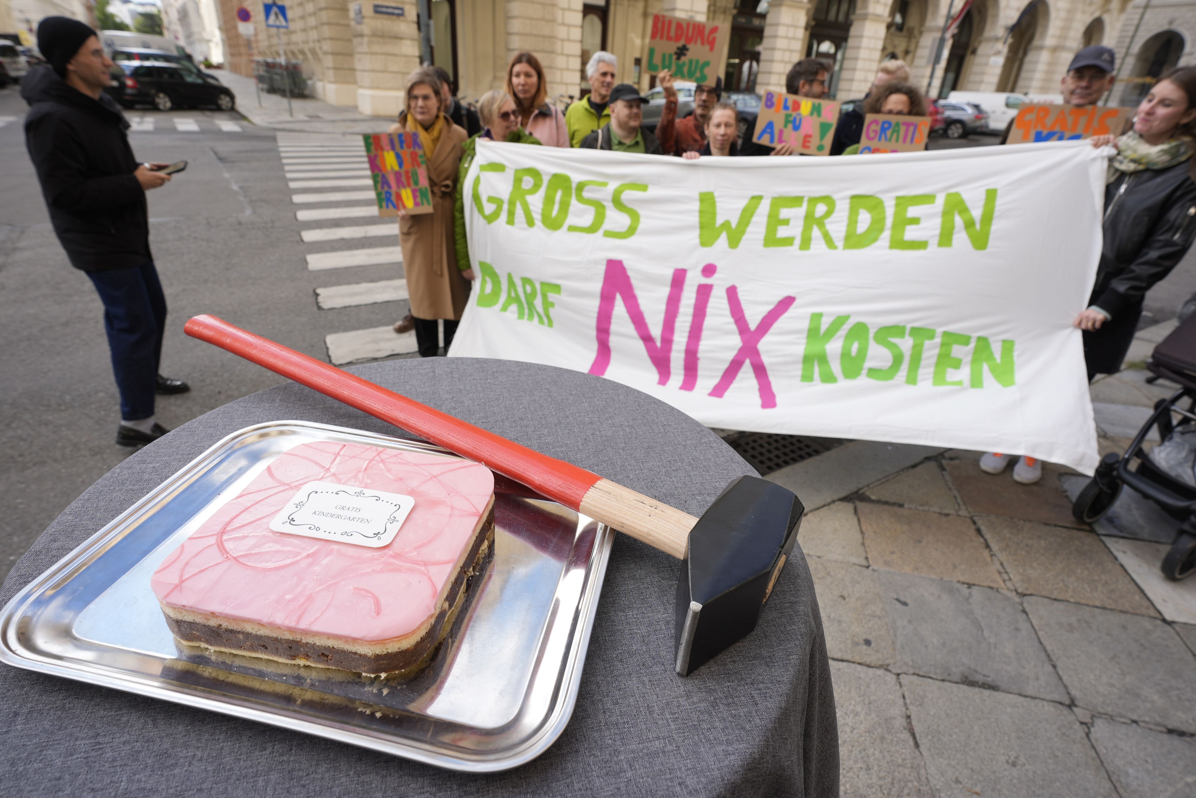 Mit Punschkrapfen und Vorschlaghammer protestierten die Grünen Frauen Wien vor dem Rathaus gegen mögliche Kürzungen beim Gratis-Kindergarten.