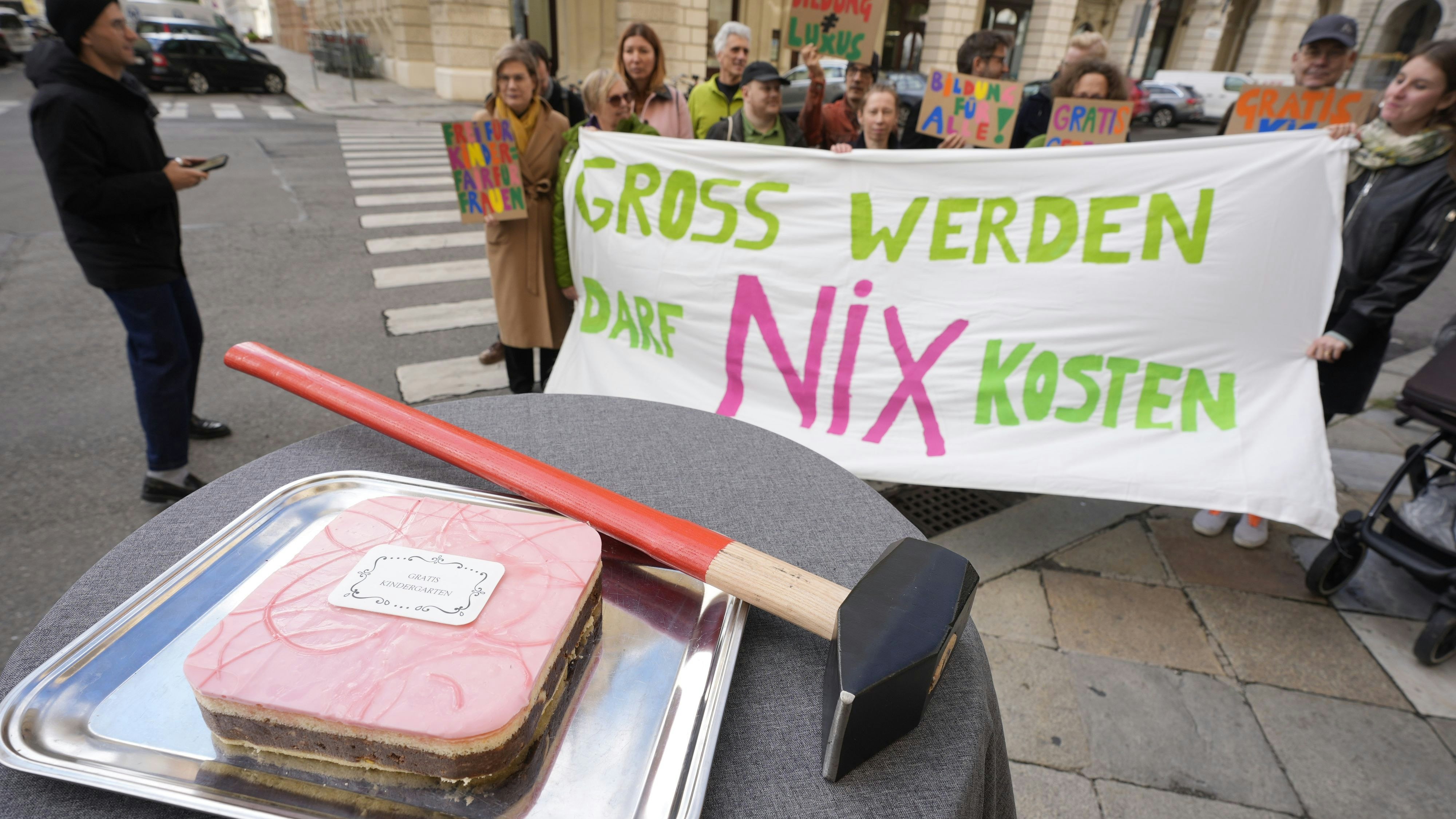 Heute.at - Aus für Gratis-Kindergarten? Wiener Grüne demonstrieren