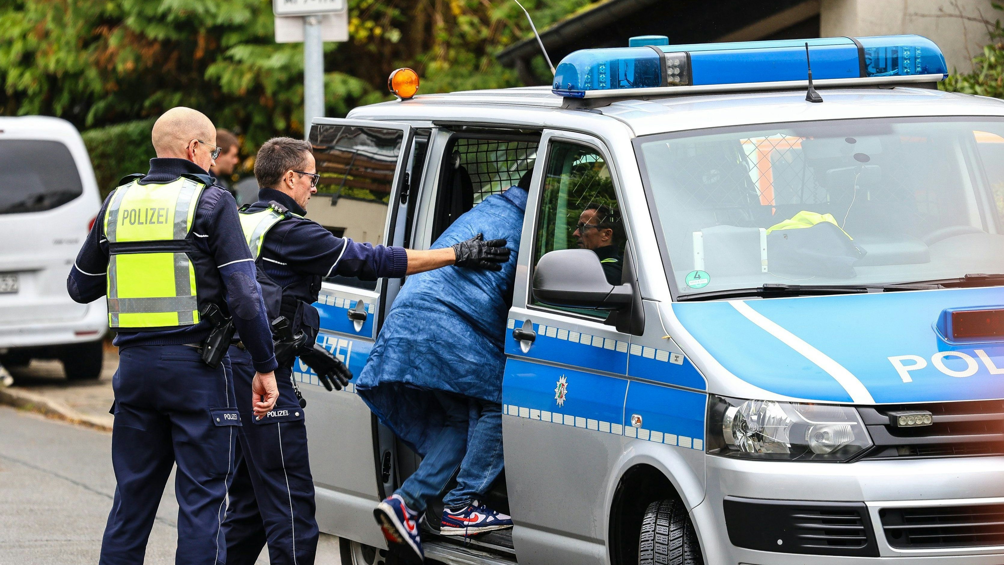 Der 15-jährige Adoptivsohn wurde von der Polizei abgeführt.