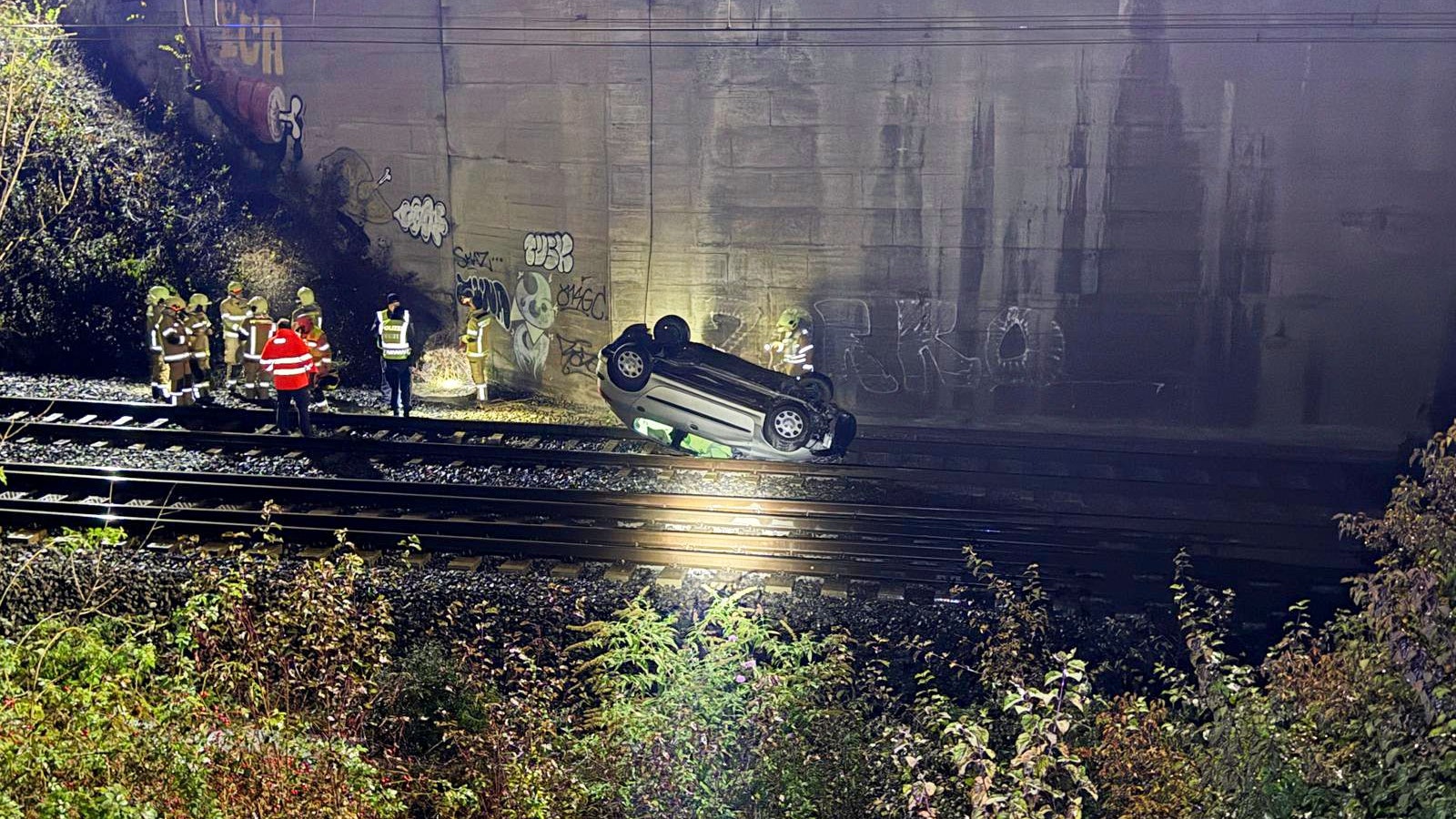 Heute.at - Alko-Lenker stürzt auf Gleise – Zugverkehr gestoppt