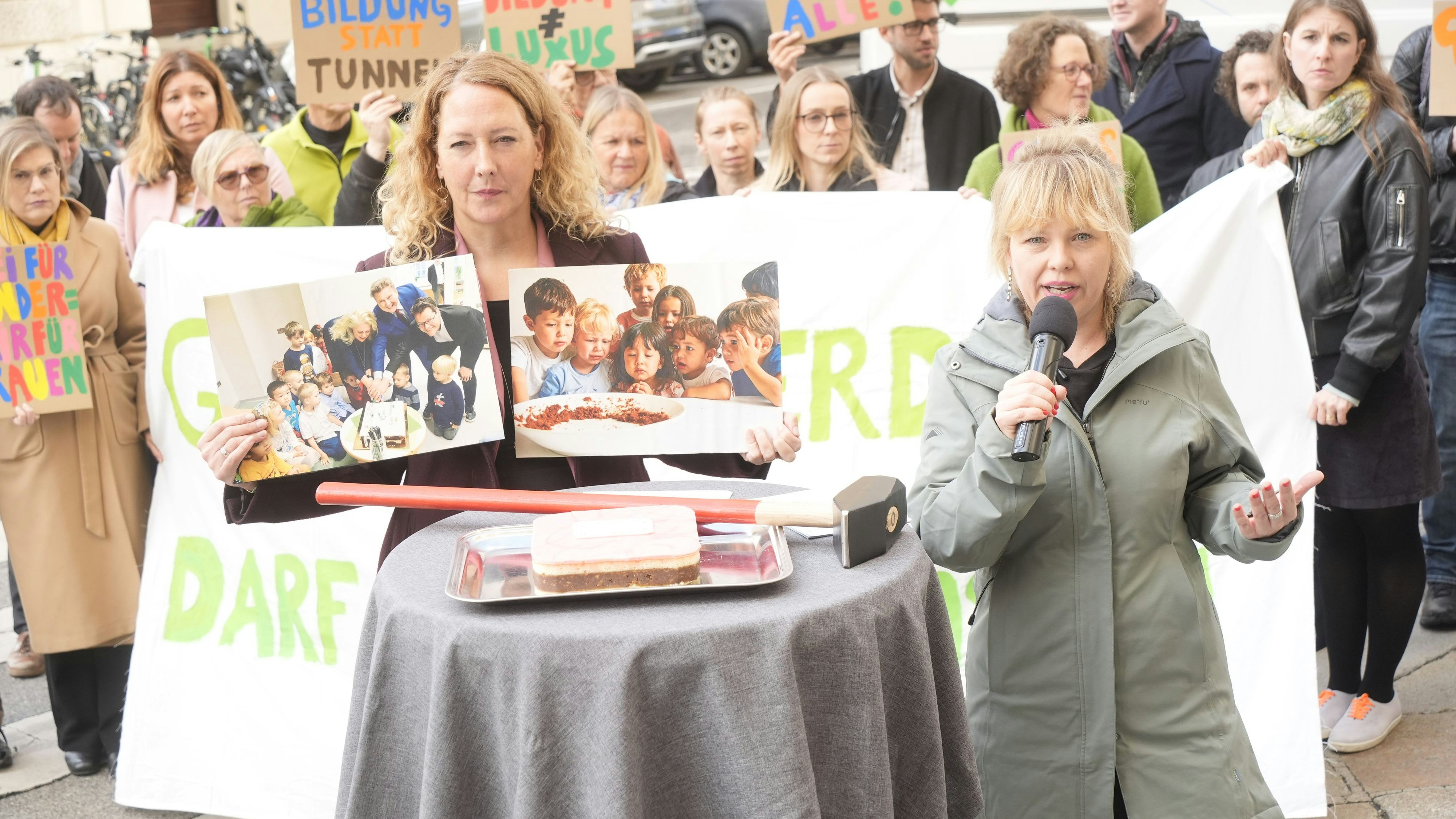 Grünen-Chefin Judith Pühringer (r.) und Frauensprecherin Julia Malle protestierten vor dem Rathaus gegen mögliche Kürzungen beim Gratis-Kindergarten.