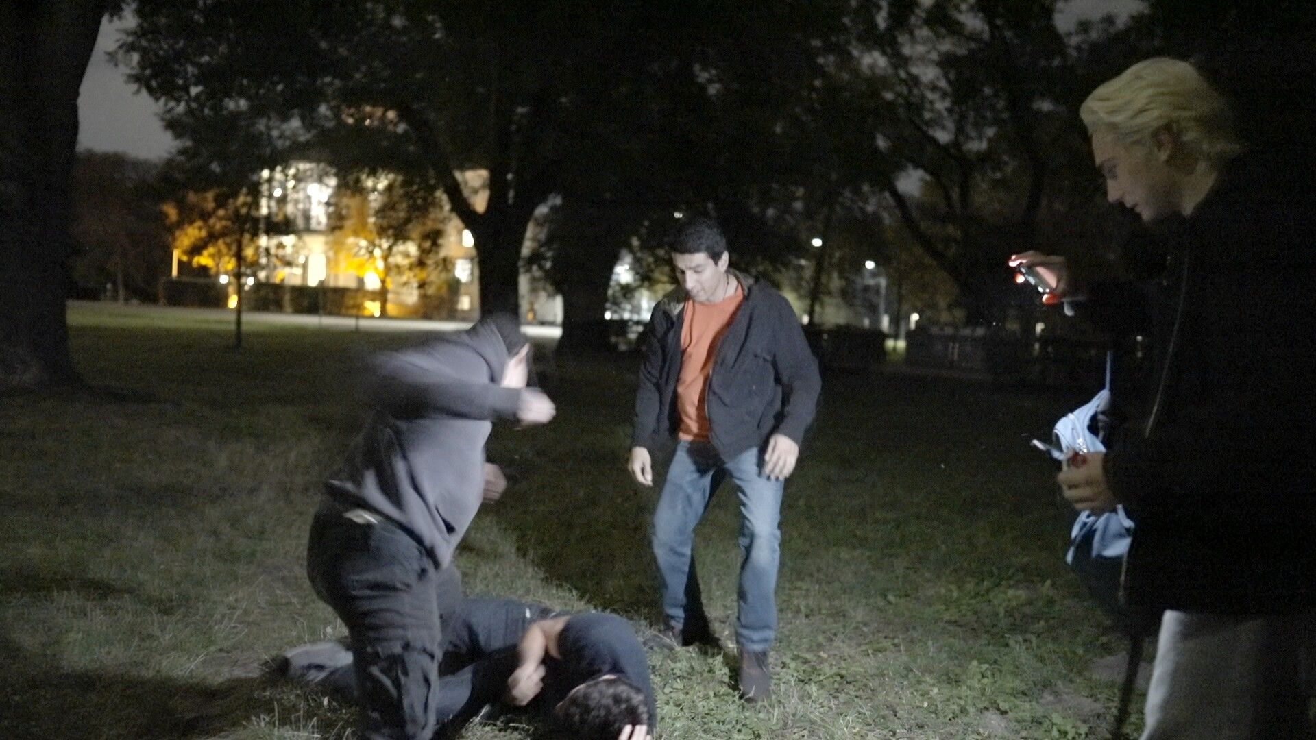 Darsteller beim Dreh von nachgestellten Szenen der Gewaltserie durch Jugendliche.